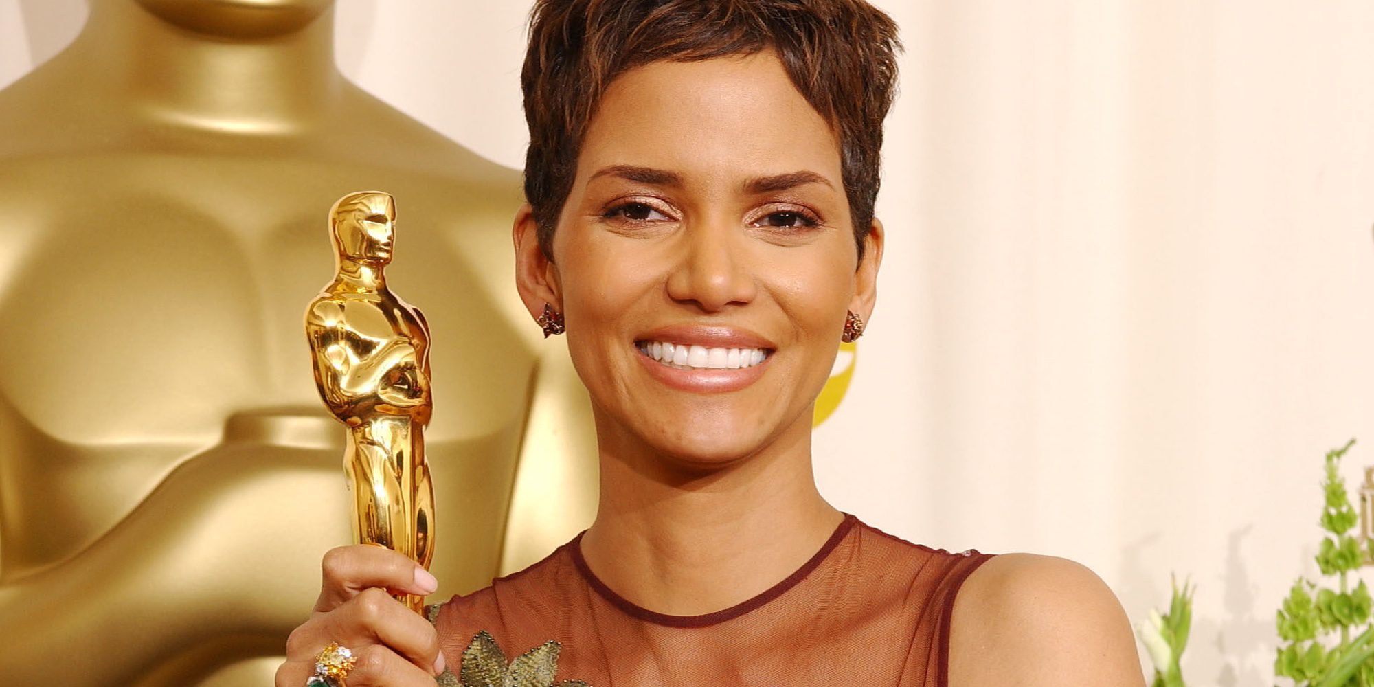 Halle Berry luce cuerpazo y definido abdomen posando en la playa