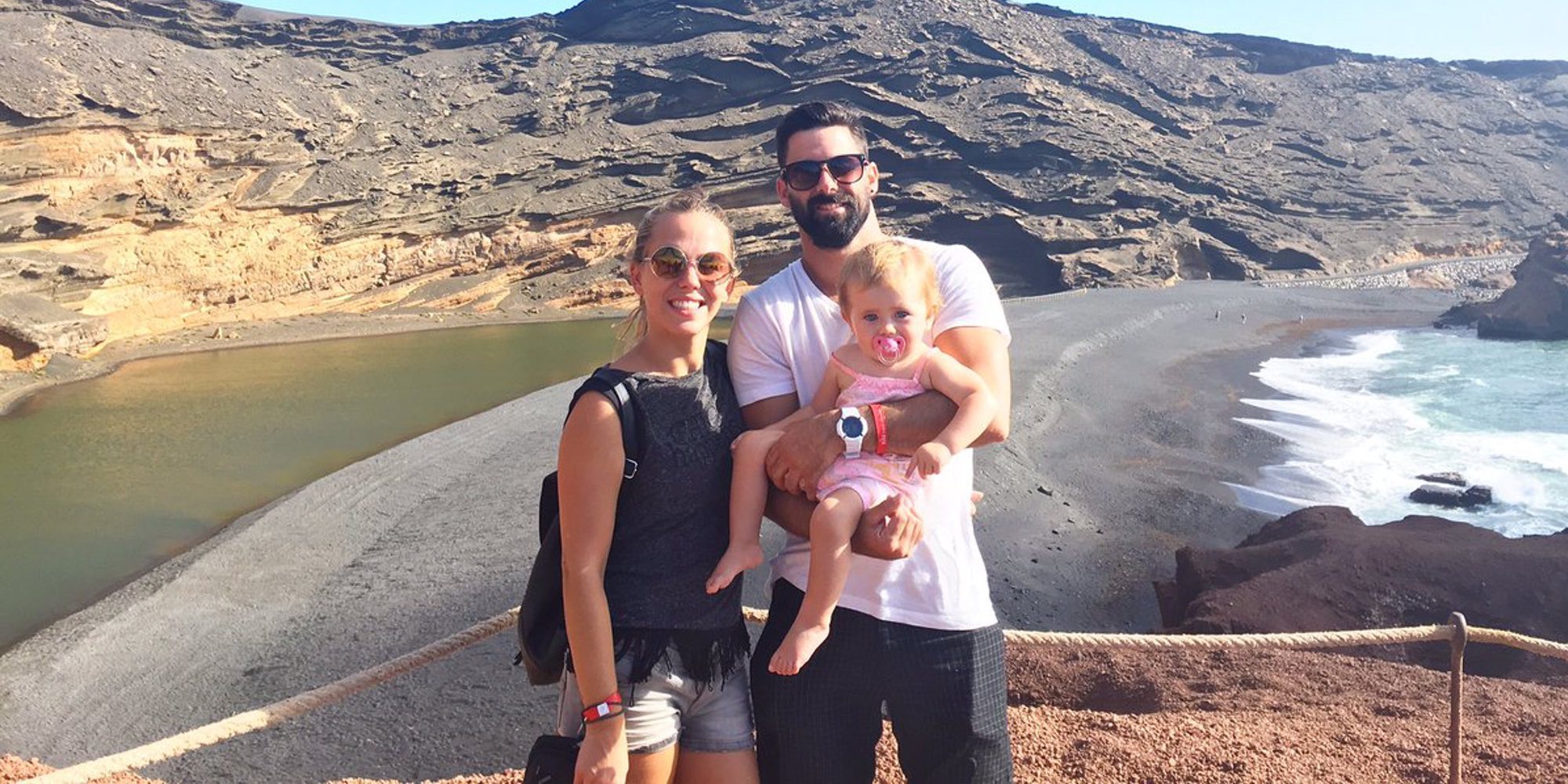 Yoli y Jonathan ('GH 15') presumen de familia feliz desde Canarias