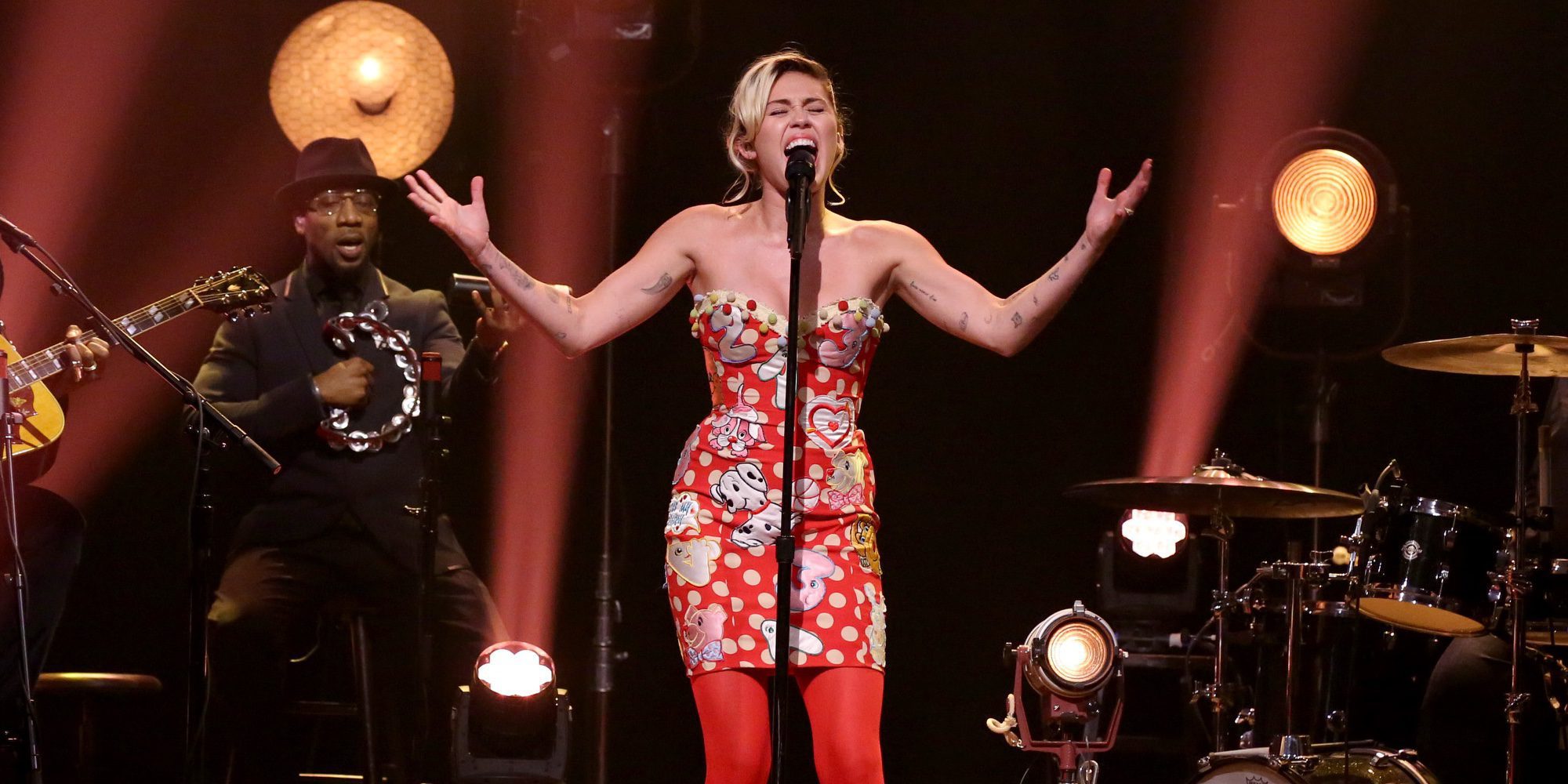 Miley Cyrus brilla con su versión de 'Baby, I'm in the mood for you' en 'The Tonight Show'