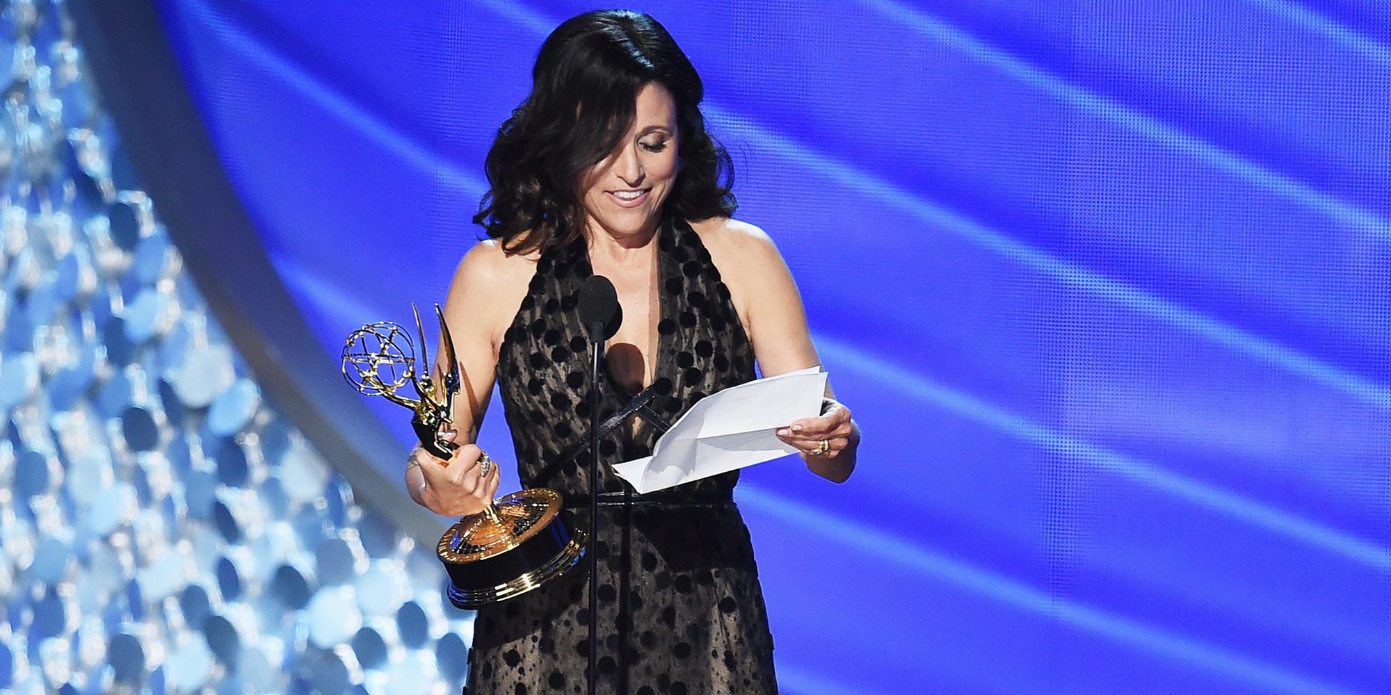 Julia Louis-Dreyfus, muy emocionada recogiendo su Emmy  2016 al recordar a su padre recientemente fallecido