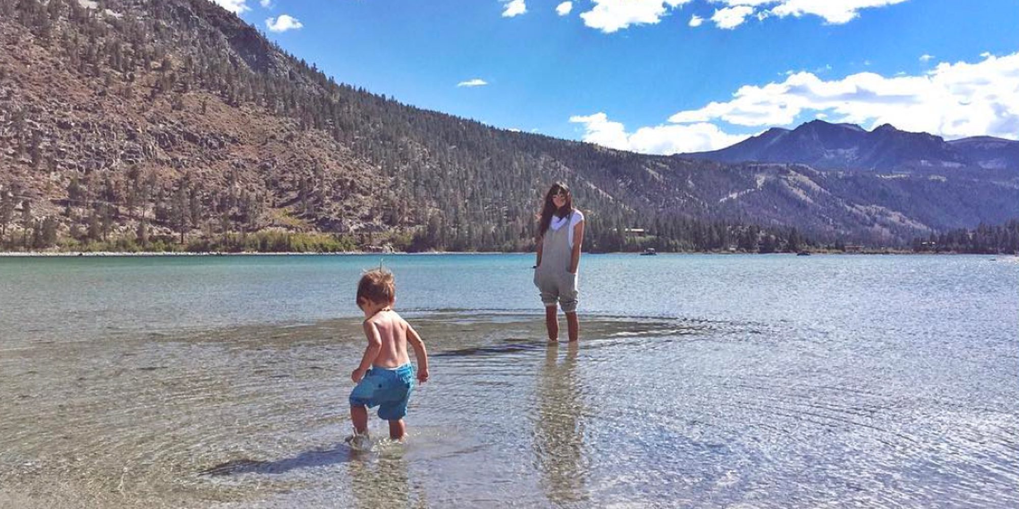 Leo y Mael, dos pequeños exploradores de 'road trip' con Raquel del Rosario y Pedro Castro