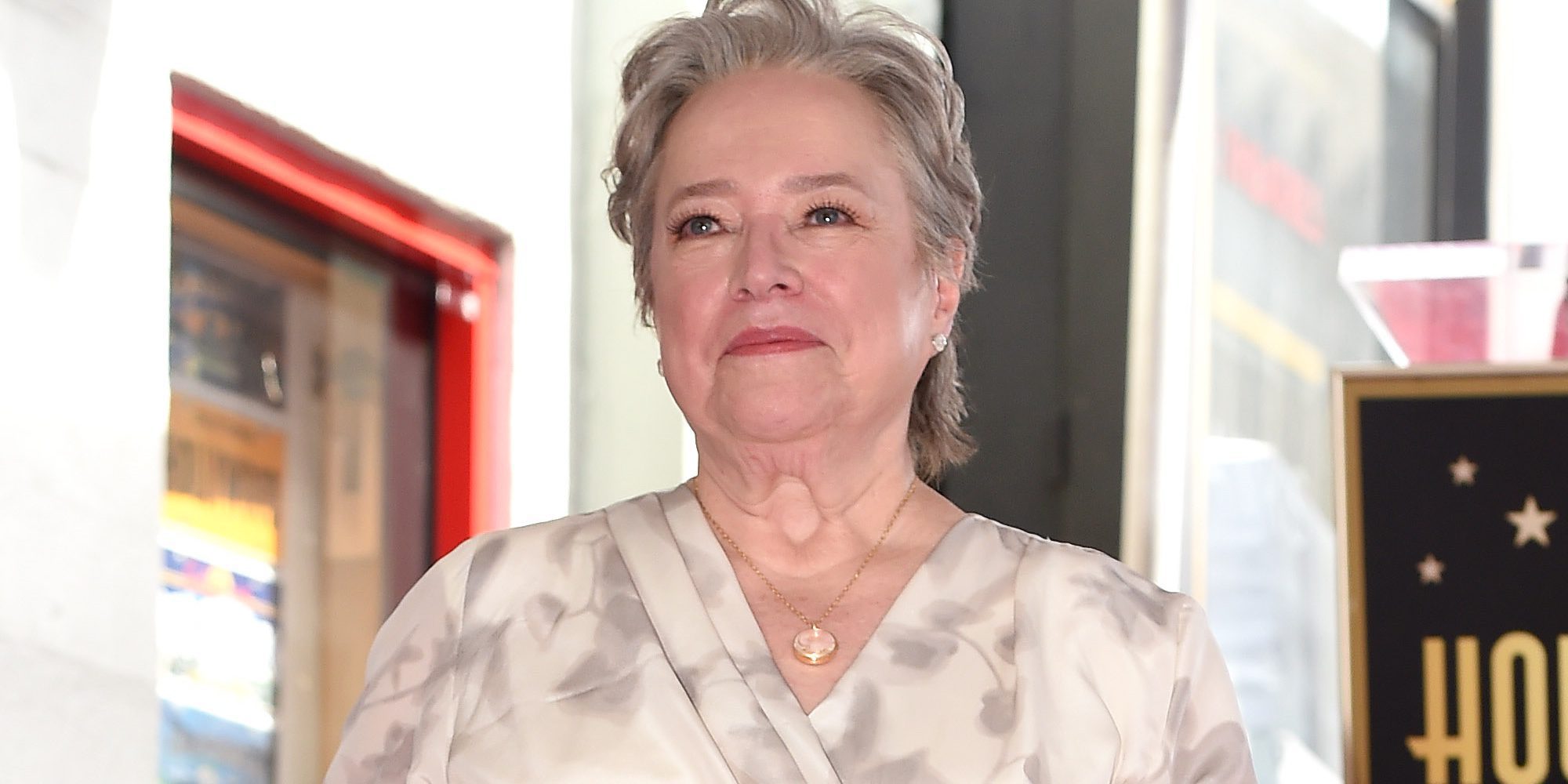 Kathy Bates recibe su estrella en el Paseo de la Fama de Hollywood