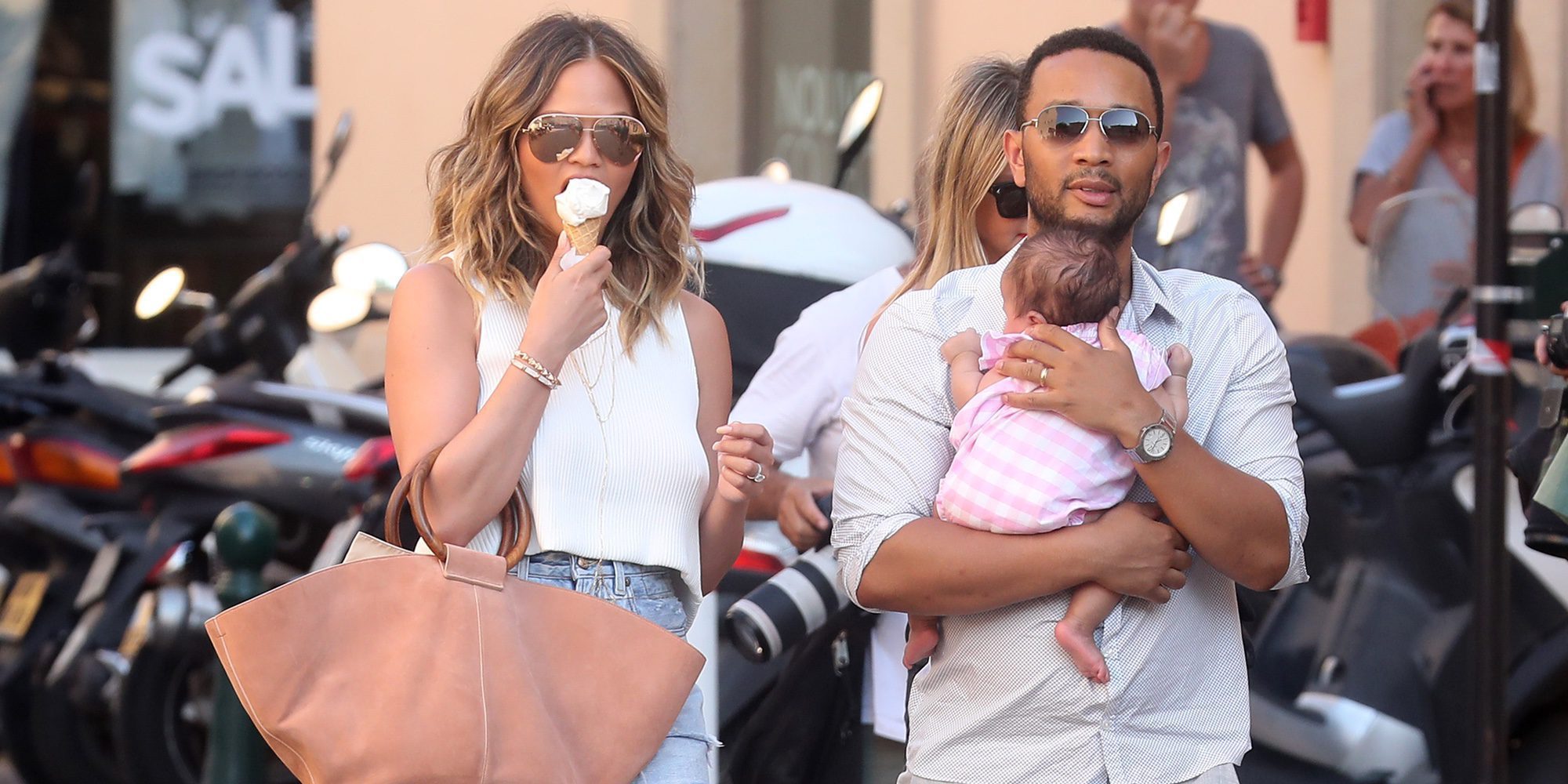 Chrissy Teigen posa divertida con su hija Luna luciendo con un gorrito de cocinera