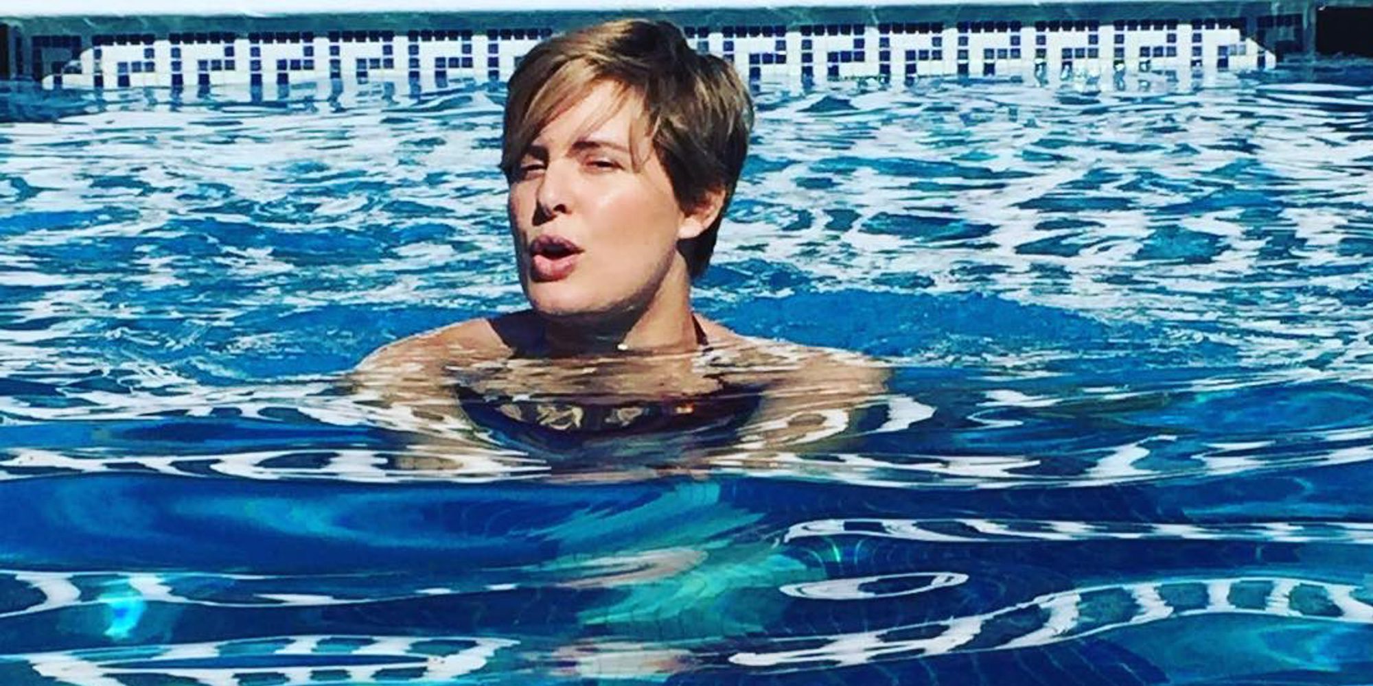 Tania Llasera luce tipazo en bikini en la piscina en pleno mes de octubre