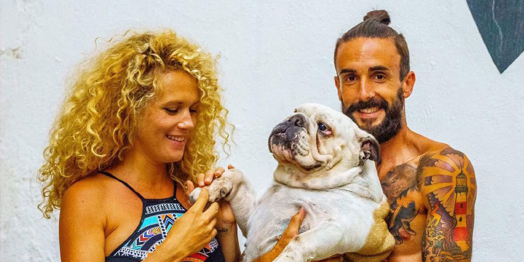 Azahara y Juanma ('GH 15') llevan a su hija recién nacida Natura por primera vez al mar