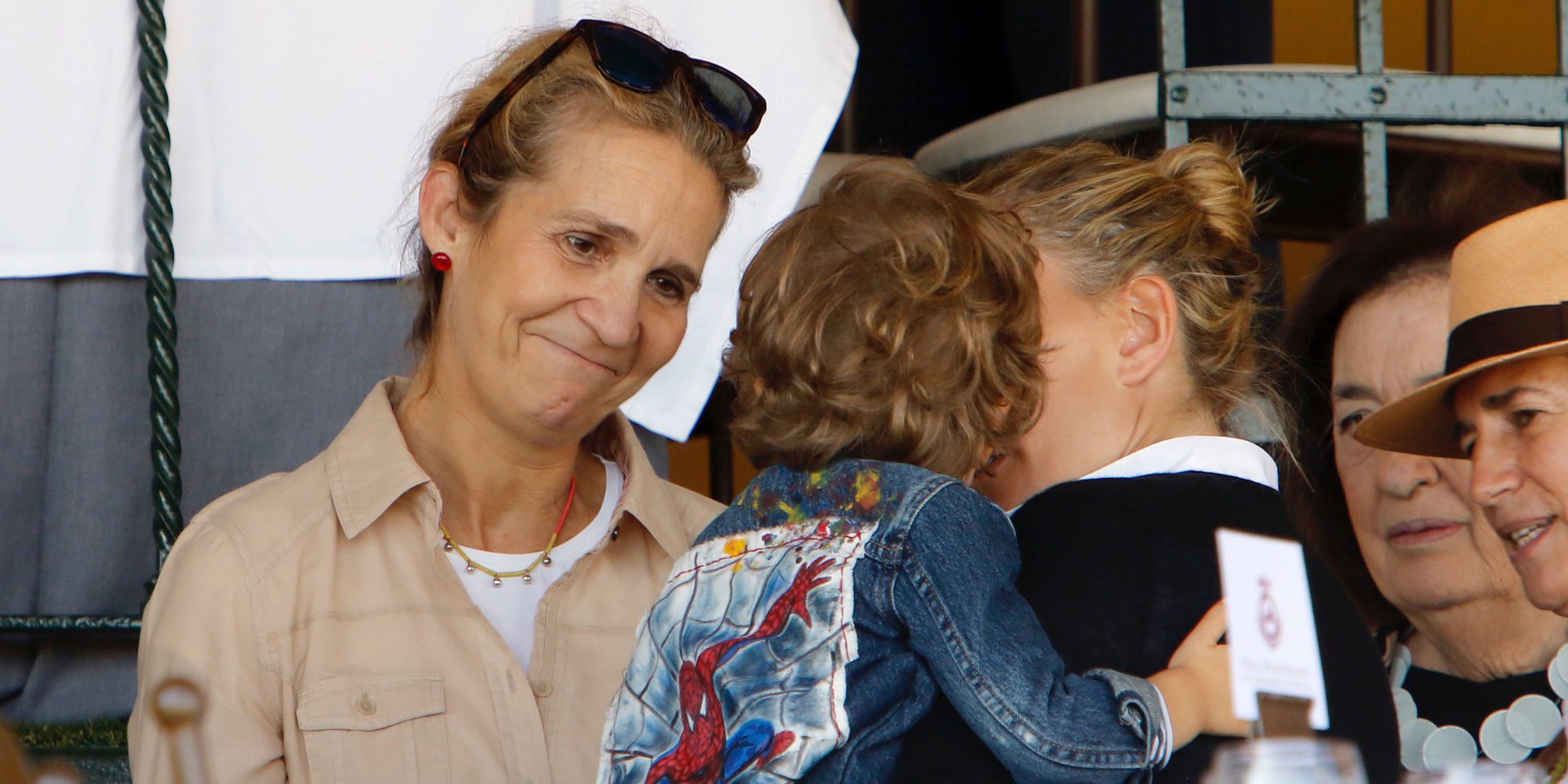 La Infanta Elena se pone maternal con el hijo de Marta Ortega para evitar saludar a dos parientes incómodas