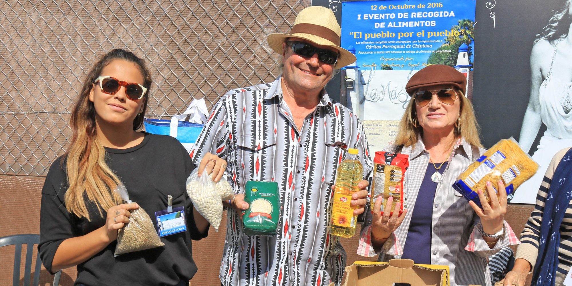 Gloria Camila y Gloria Mohedano apoyan a Amador Mohedano en una recogida solidaria de alimentos