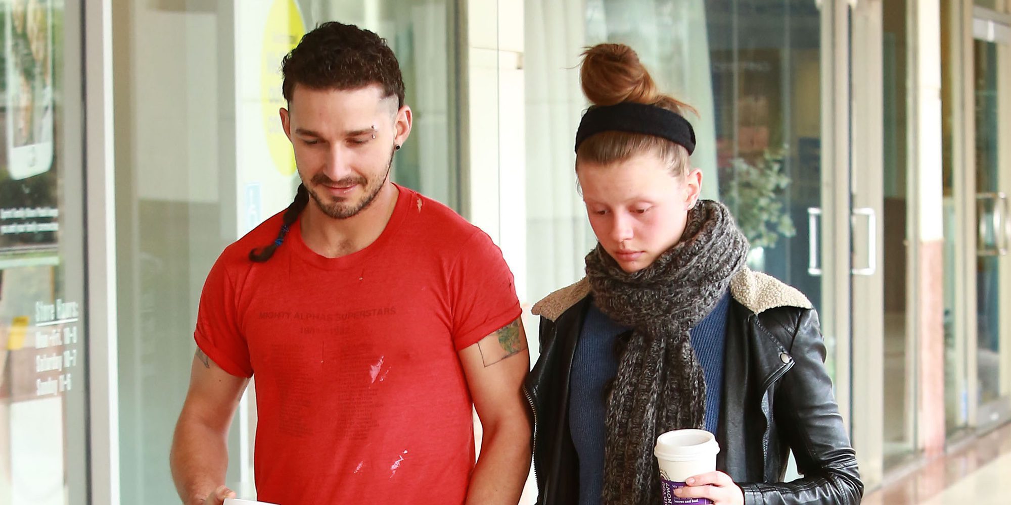 Shia LaBeouf y Mia Goth estrenan su matrimonio paseando por Los Ángeles