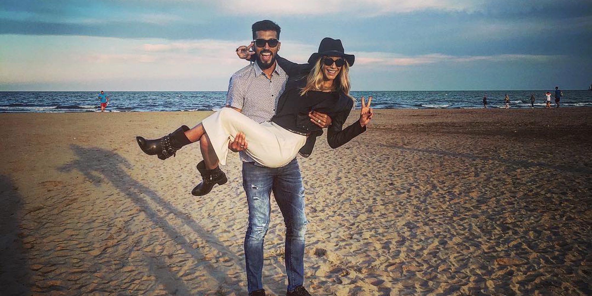 Tamara Gorro cura 'sus penas' paseando por la playa con Ezequiel Garay y Shaila