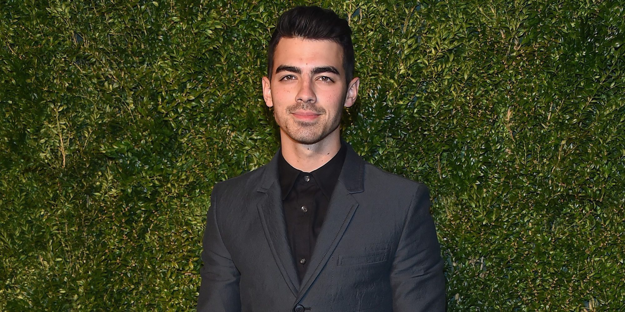 Joe Jonas posa con su pequeña sobrina Valentina Angelina en una tierna imagen