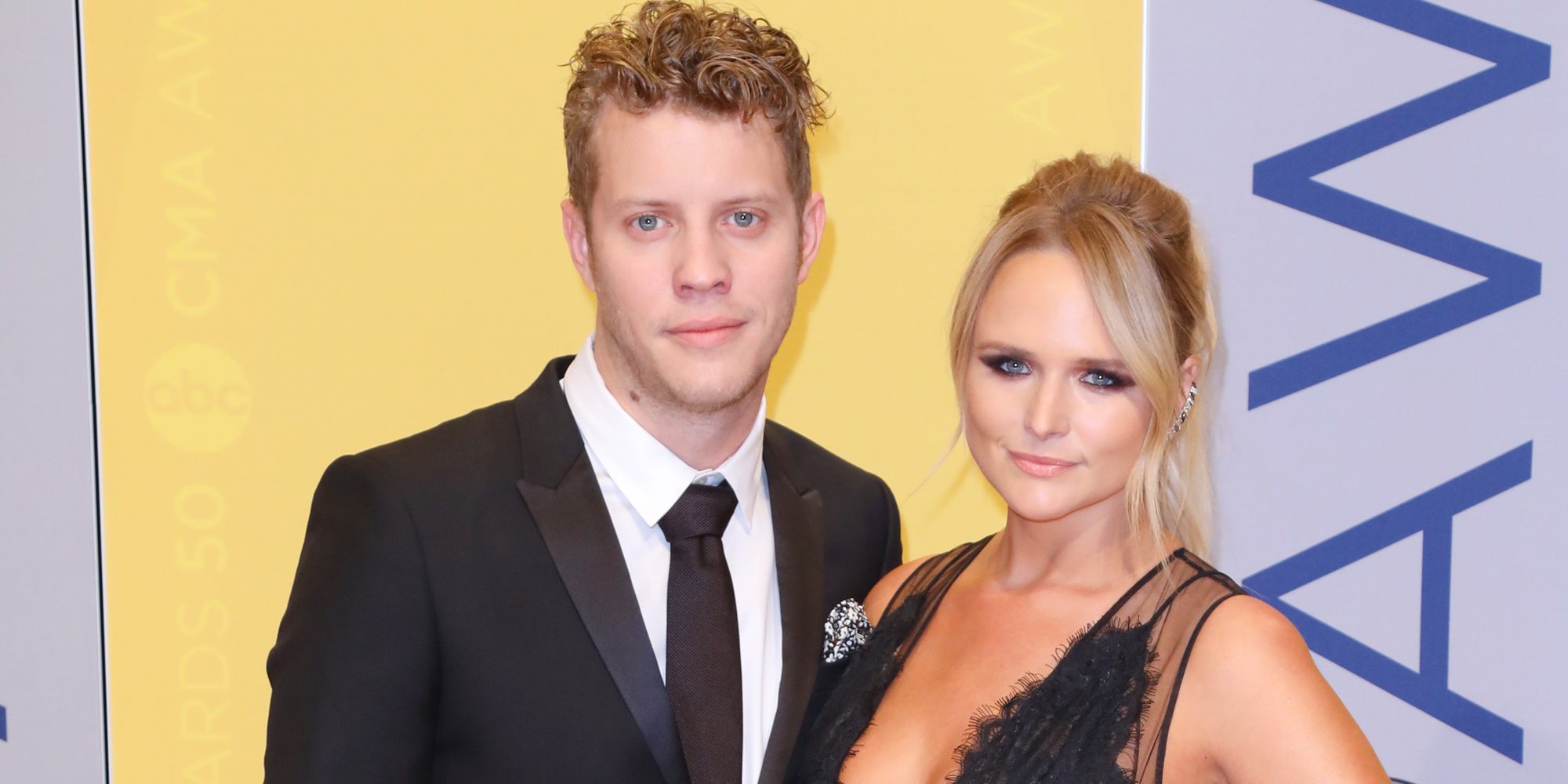 Miranda Lambert y Anderson East pasean su amor por la alfombra roja de los CMA Awards 2016