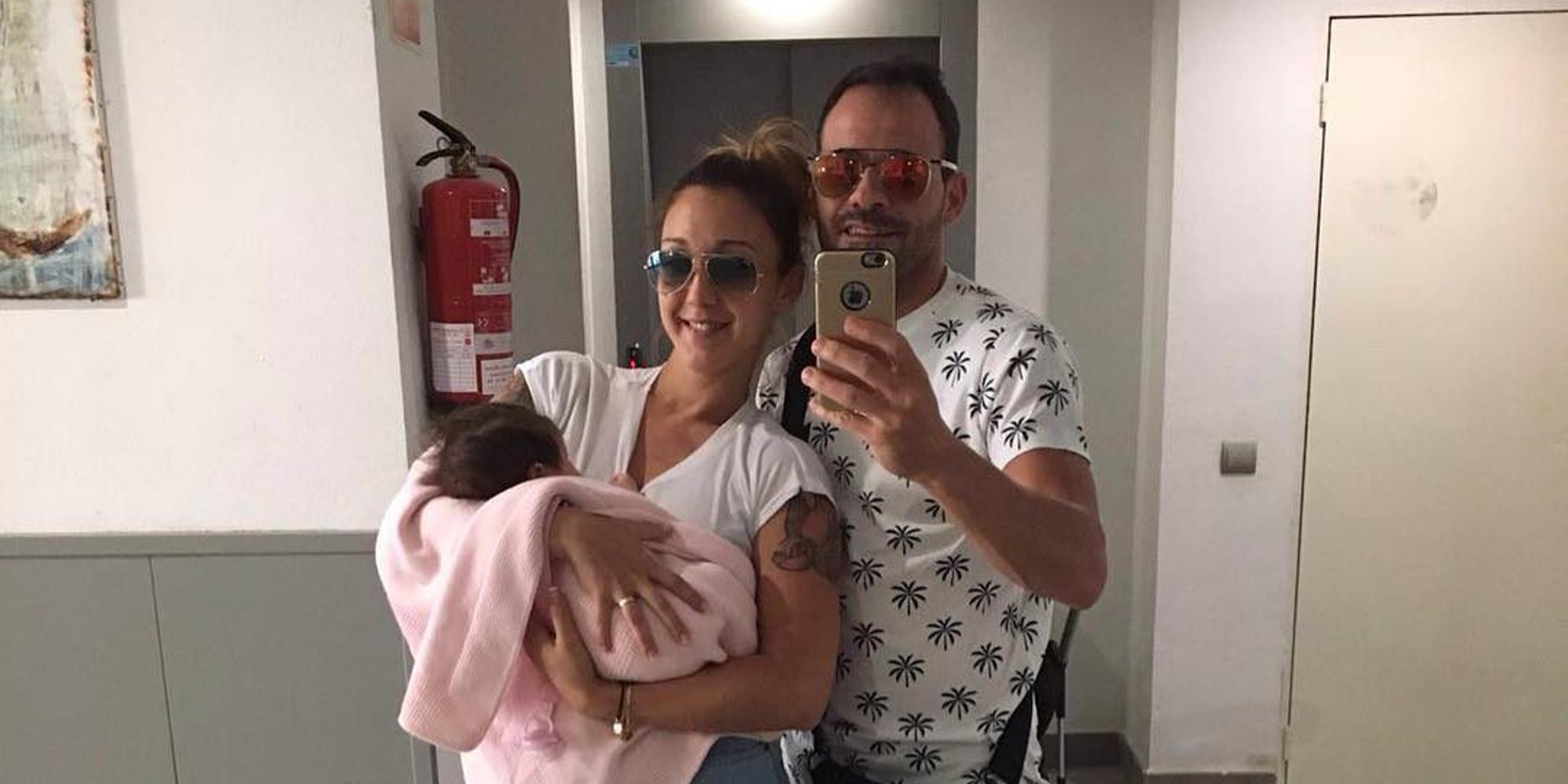 Laura Barcelona y Luismi ('MYHYV') se divierten junto a su pequeña karateka Cataleya