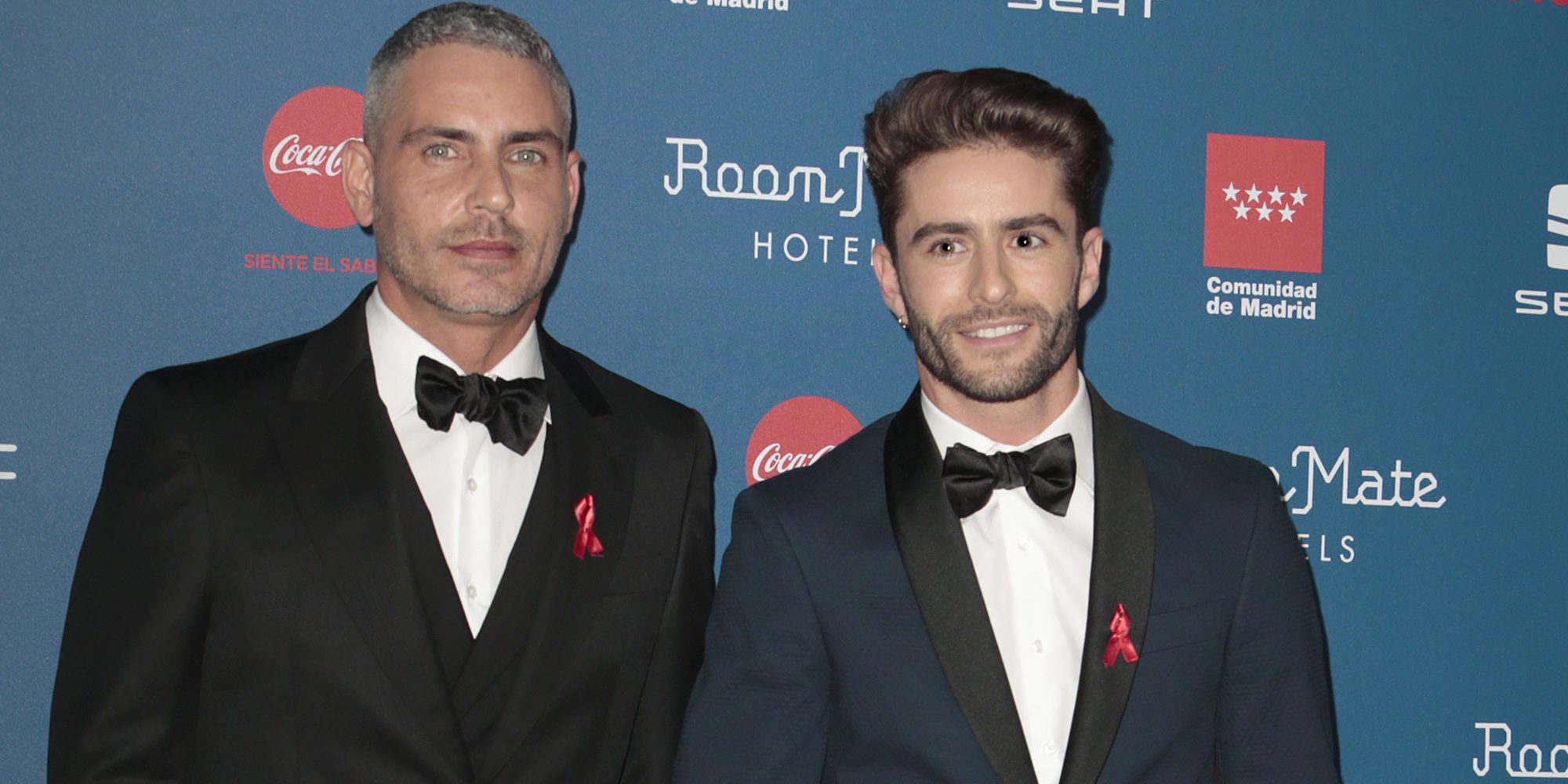 Pelayo Díaz y Sebastián Ferraro posan cogidos de la mano en la Gala Sida 2016