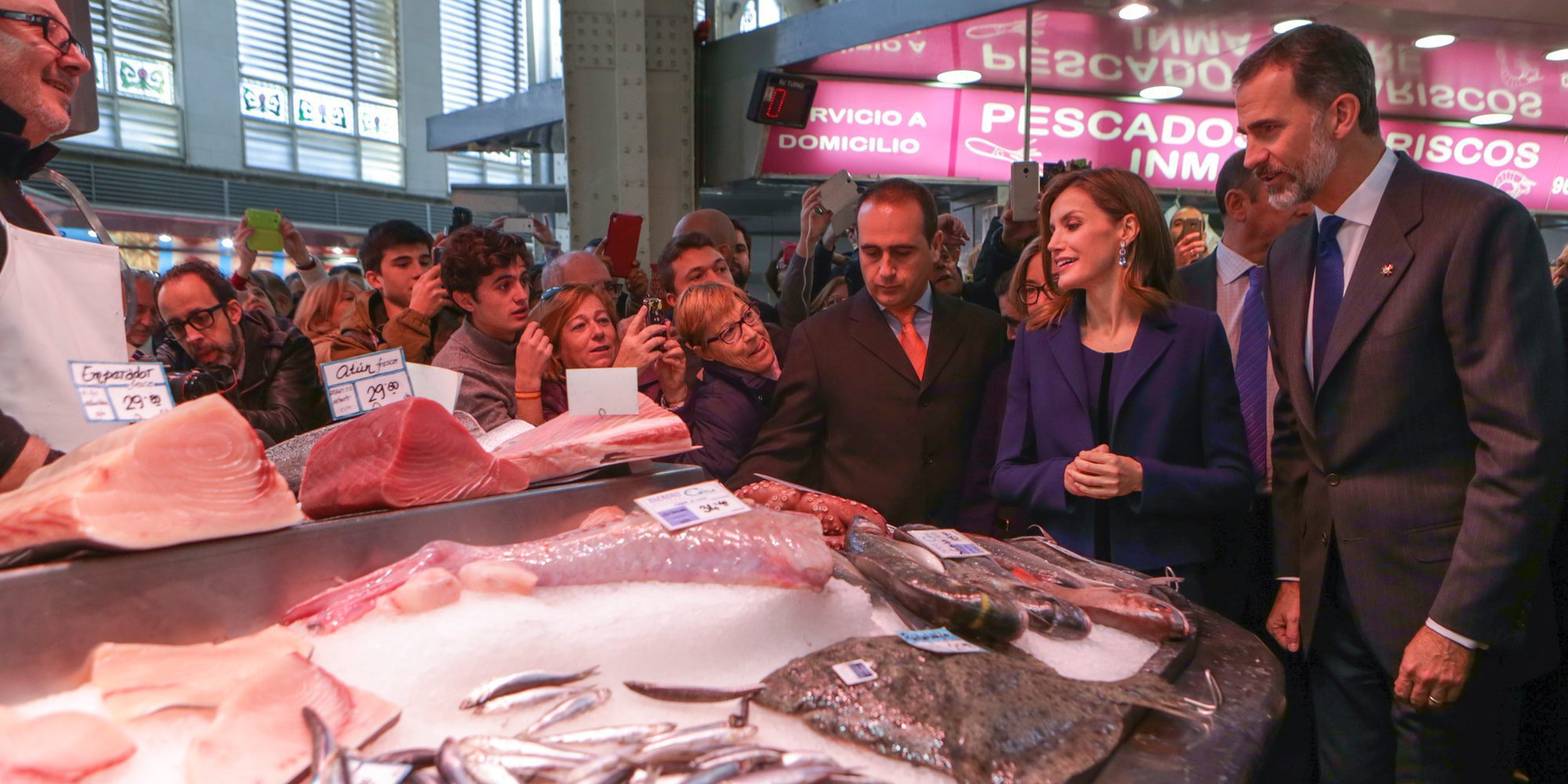 Los Reyes Felipe y Letizia, pescaderos por un día en Valencia entre vítores y aplausos