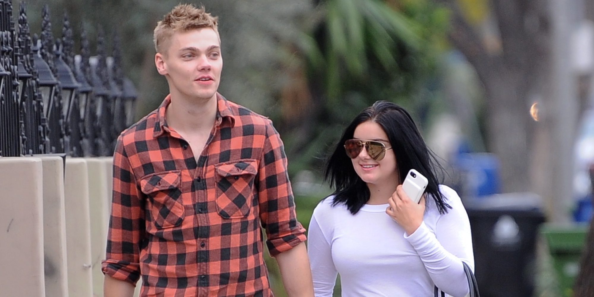 Ariel Winter confirma su romance con Levi Meaden con un romántico beso en pleno paseo