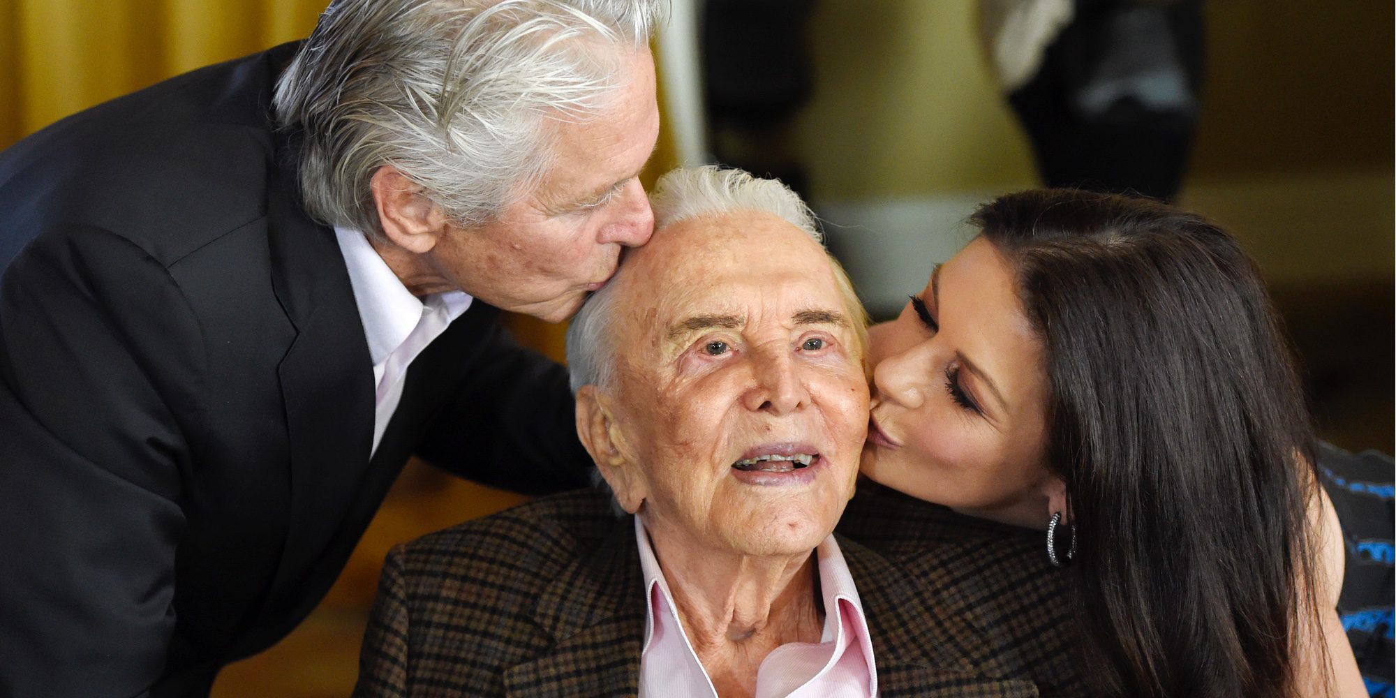 La gran fiesta con la que Kirk Douglas celebró sus 100 años junto a Michael Douglas y Catherine Zeta-Jones