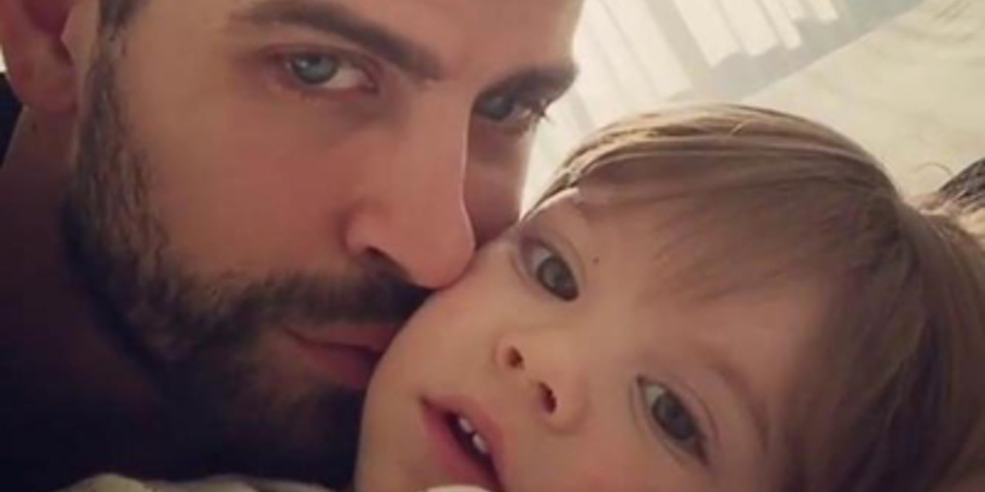 Gerard Piqué hace mimitos a su hijo Sasha para redimirse tras gastar una broma pesada a Shakira