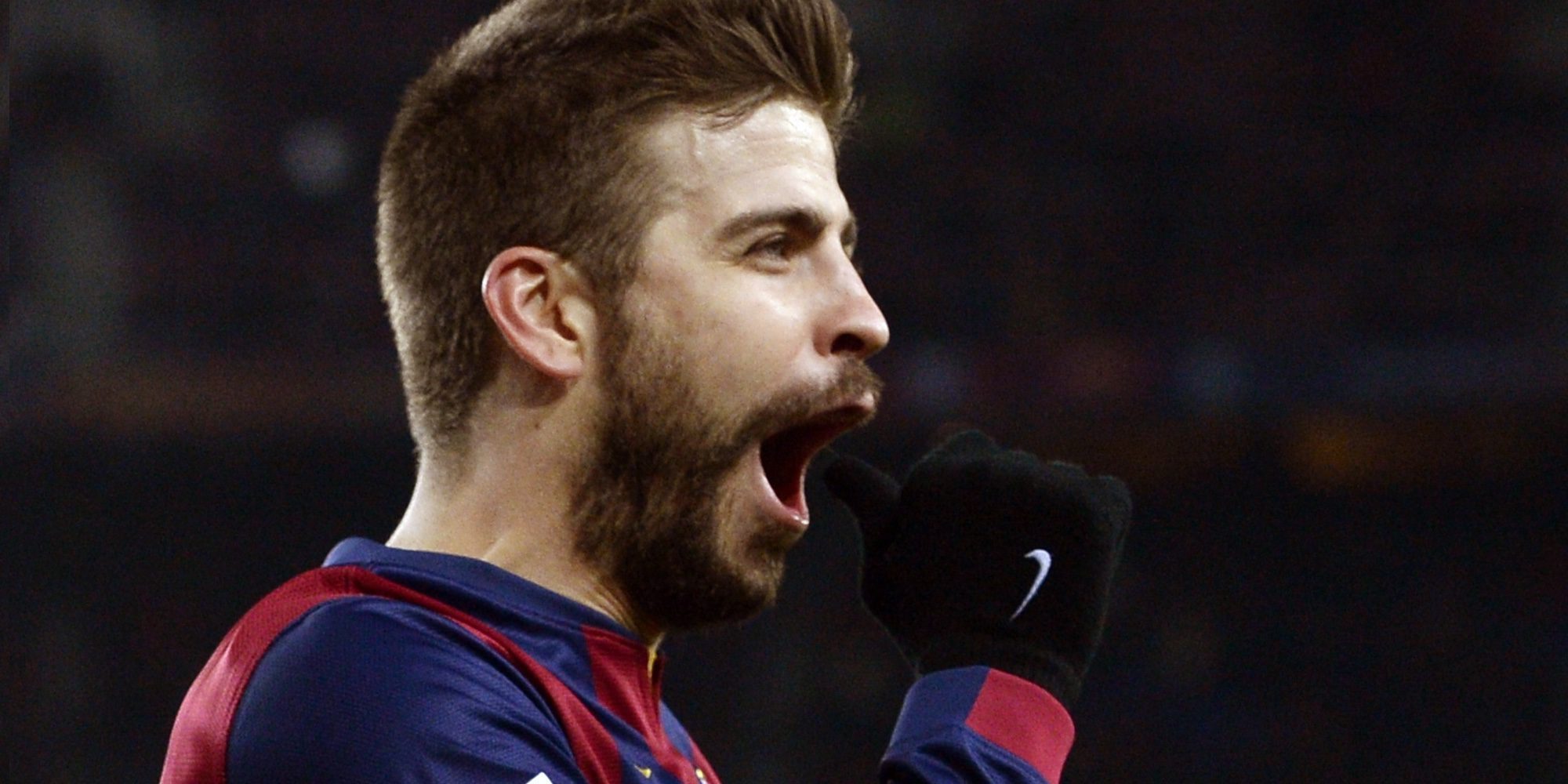 Gerard Piqué agrede a una reportera que le grababa cuando estaba con Shakira y sus hijos en El Prat