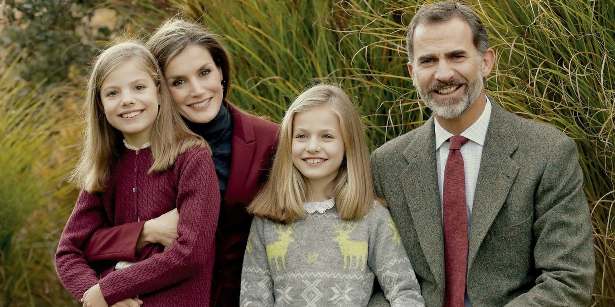 Los Reyes Felipe y Letizia felicitan la Navidad 2016 muy sonrientes junto a Leonor y Sofía