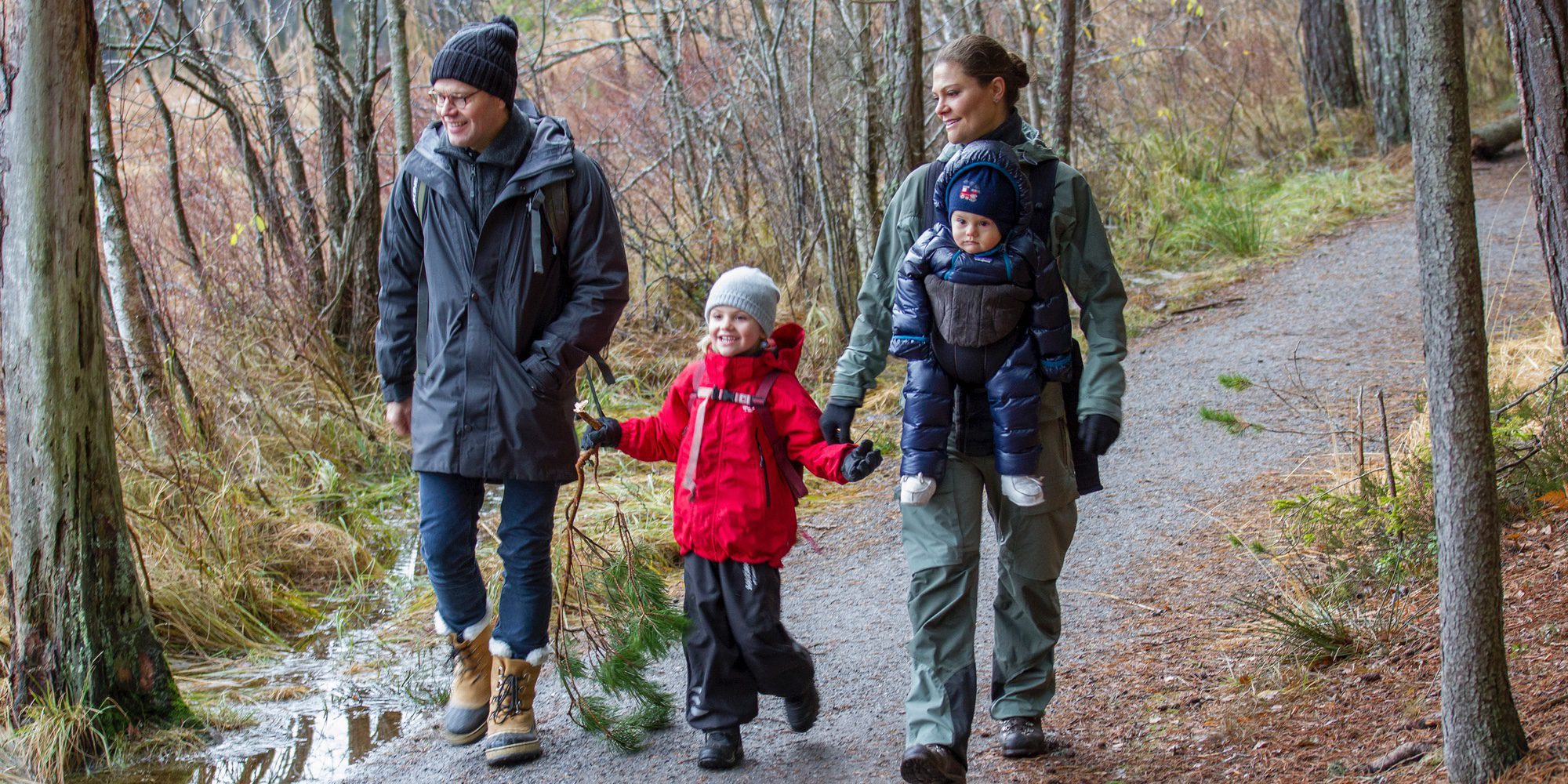 Victoria y Daniel de Suecia felicitan la Navidad 2016 de excursión con sus hijos Estela y Oscar