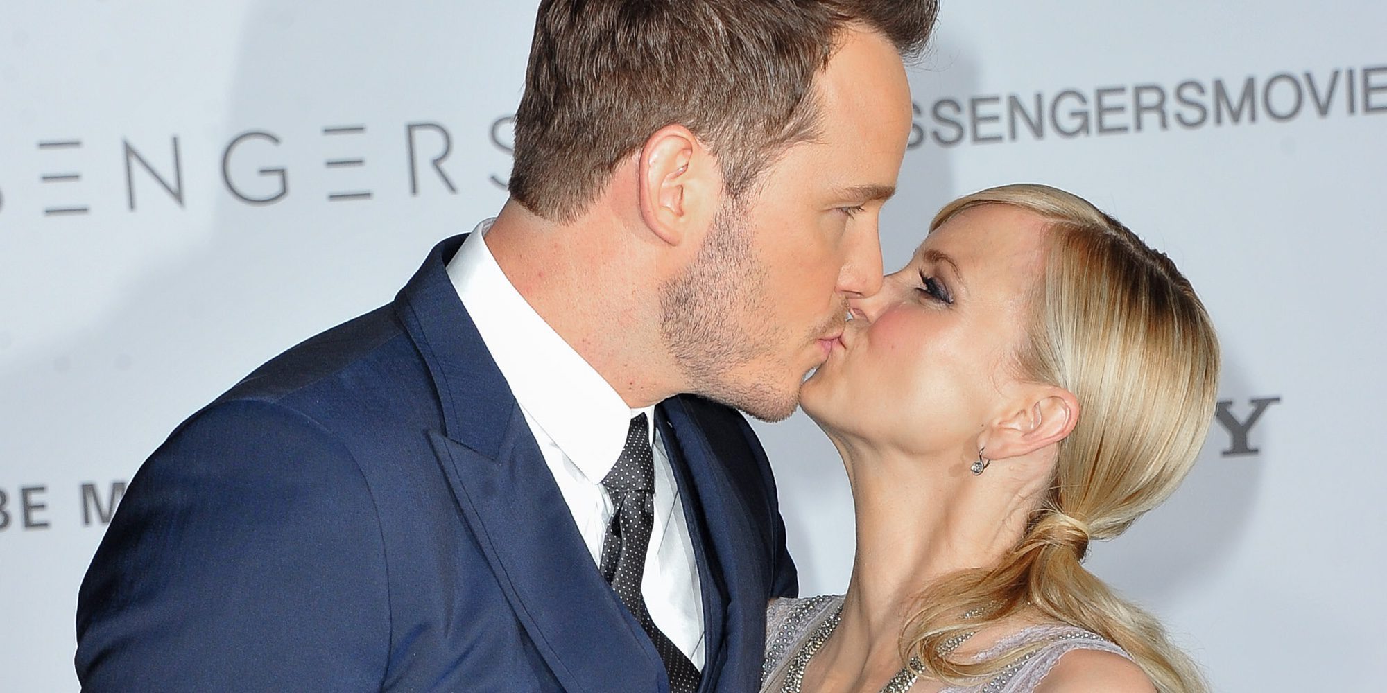 Chris Pratt y Anna Faris lucen su amor -beso incluido- en la premiere de 'Passengers' en Los Angeles