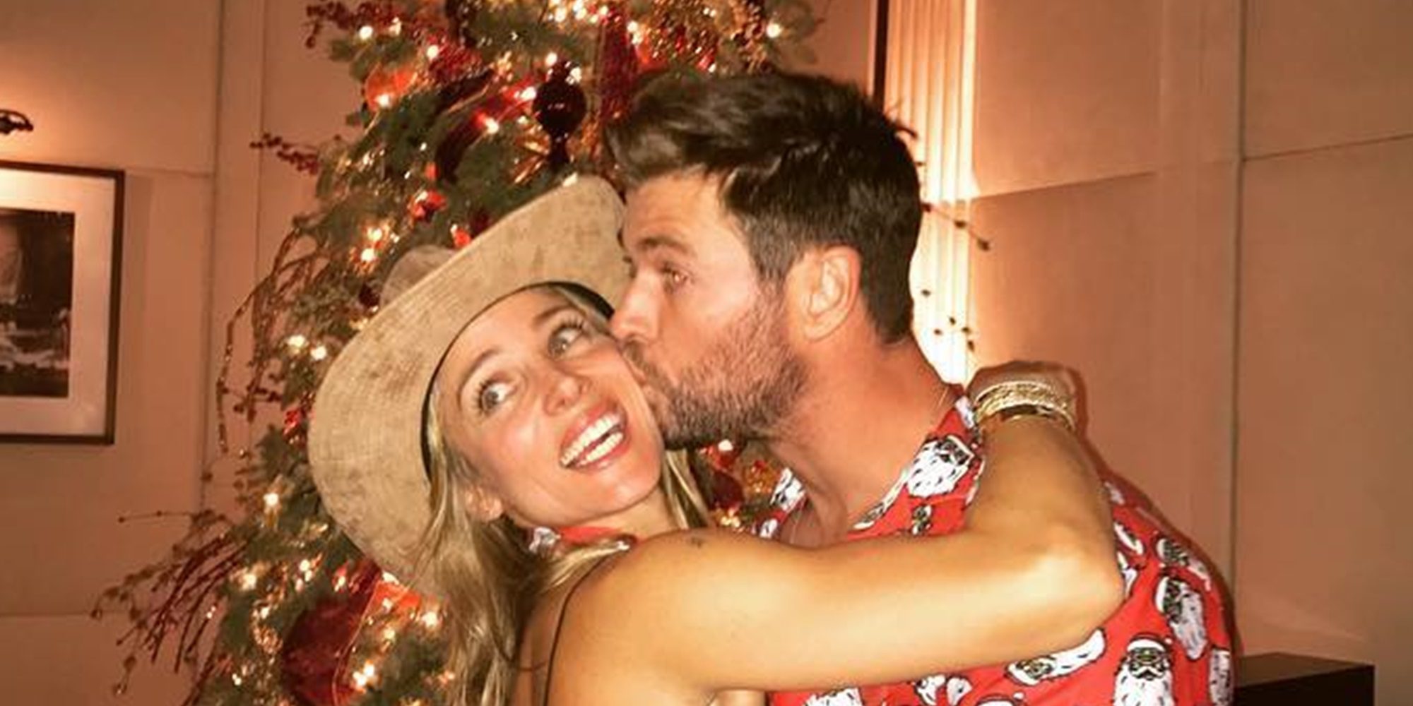 Elsa Pataky se rodea de Miley Cyrus y Chris Hemsworth en una fiesta de Navidad