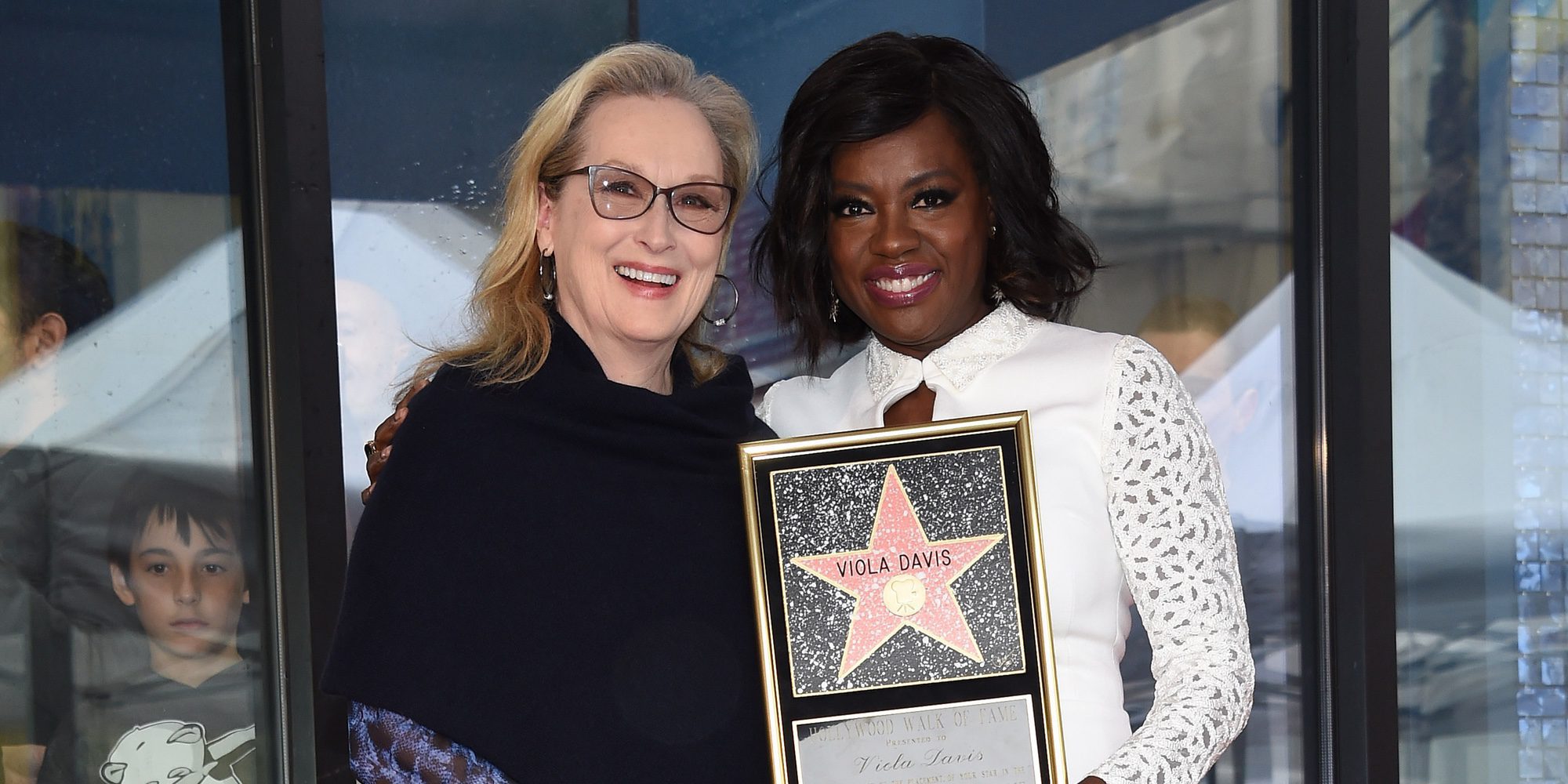 Viola Davis estrena su estrella en el Paseo de la Fama con Meryl Streep como madrina