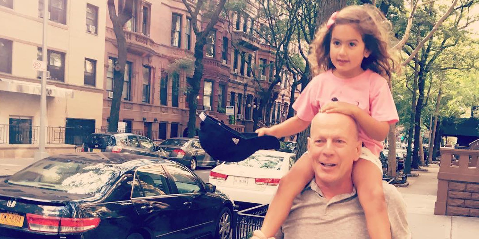 Bruce Willis disfruta con su hija Mabel en una pista de patinaje sobre hielo