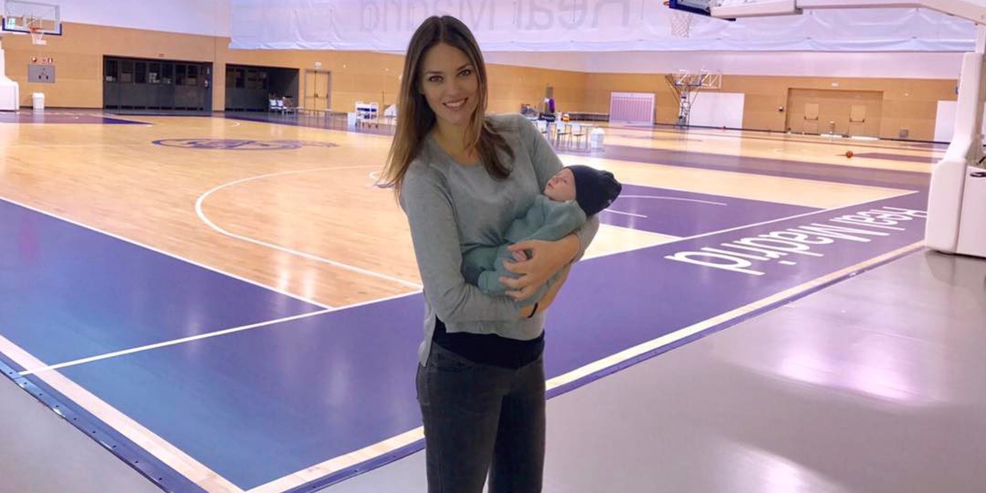 La primera foto familiar de Rudy Fernández, Helen Lindes y su hijo Alan a pie de cancha