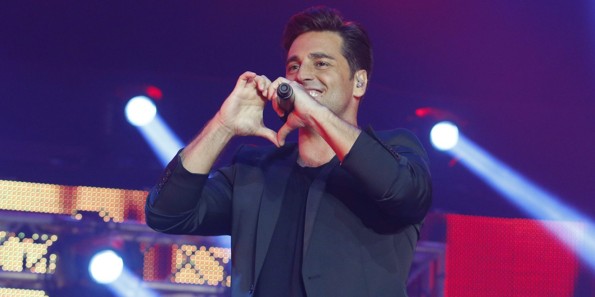 David Bustamante consigue el reto de la botella propuesto por su hija Daniella ante miles de fans