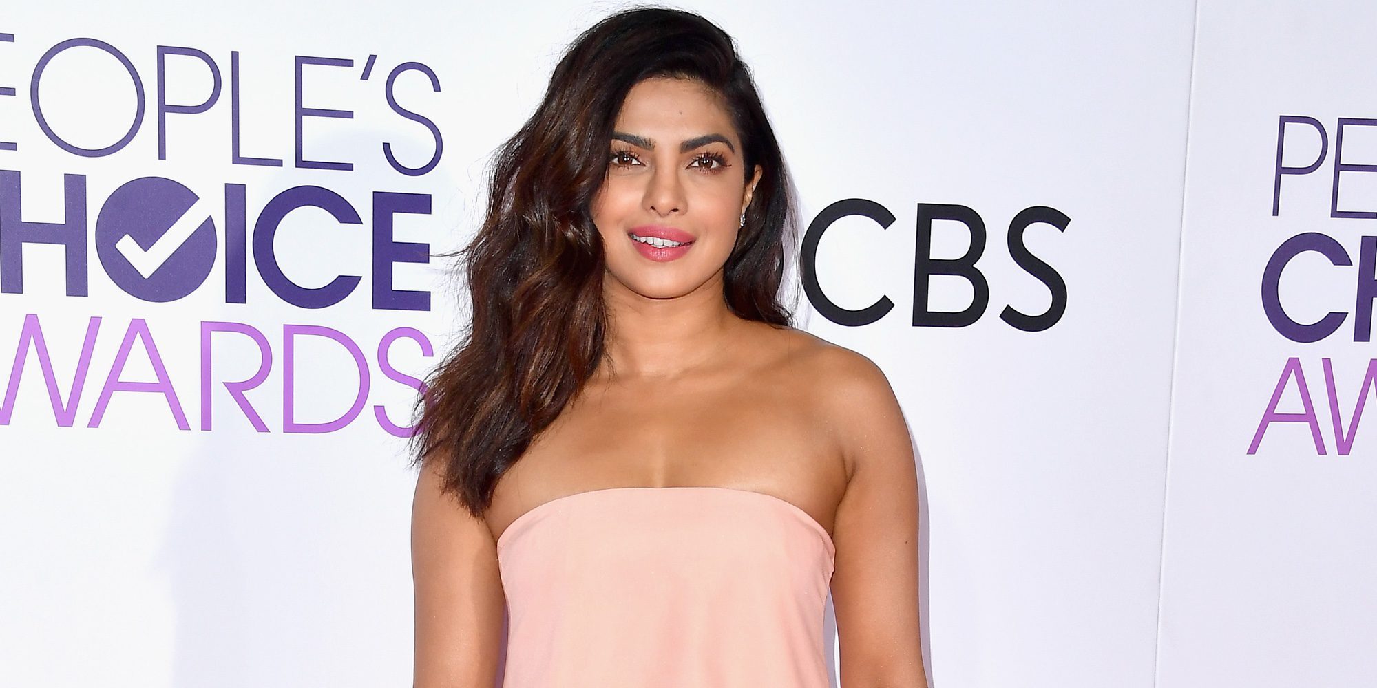 Priyanka Chopra reaparece en los People's Choice Awards 2017 tras su aparatoso accidente en 'Quantico'