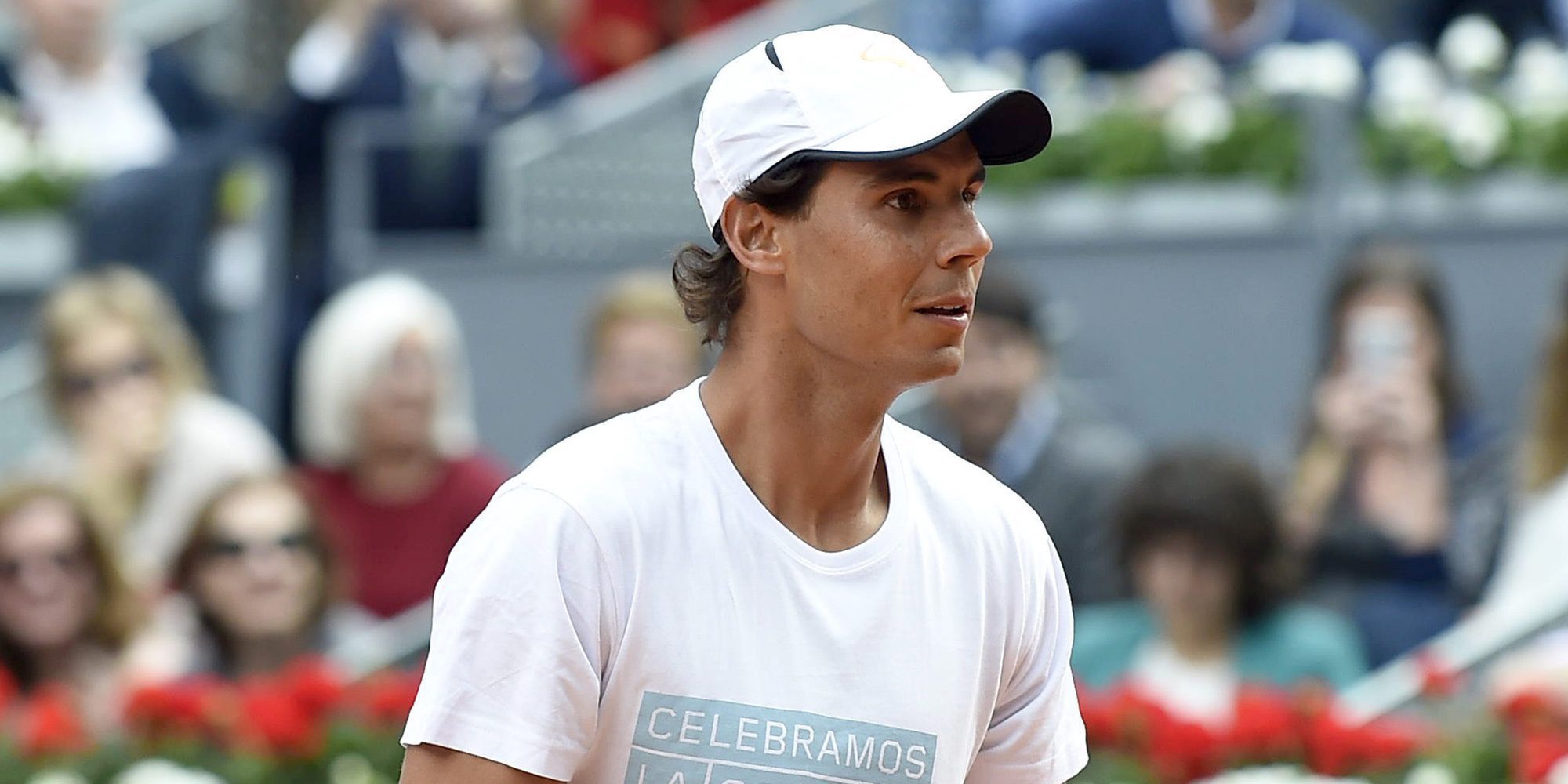 Rafa Nadal enseña su abundante pelo tras someterse a un injerto hace unos meses