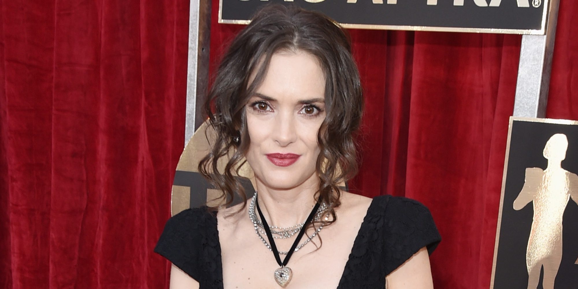 Las extrañas caras de Winona Ryder sobre el escenario de los SAG Awards 2017