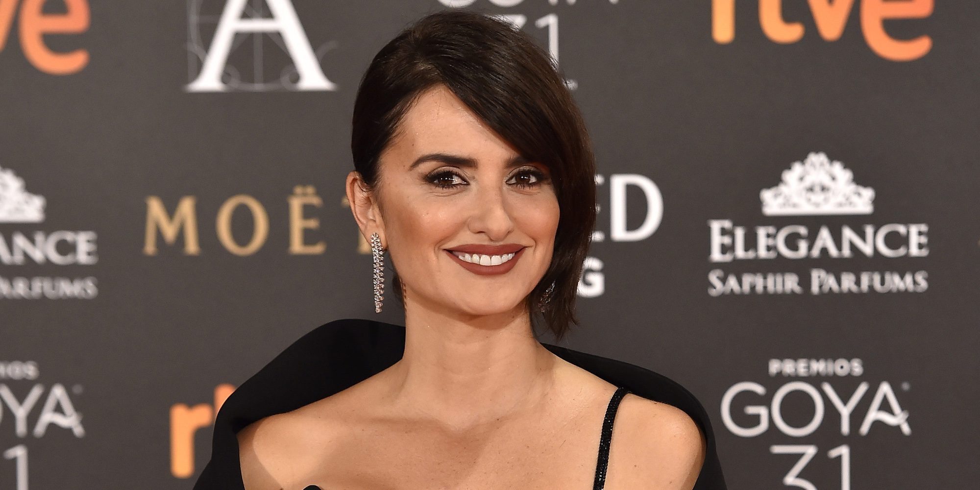 Penélope Cruz recuerda a sus dos hijos en la alfombra roja de los Goya 2017