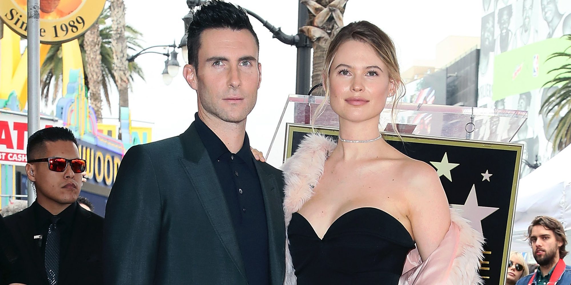 Adam Levine recibe una estrella en el Paseo de la Fama acompañado por Behati Prinsloo y su hija