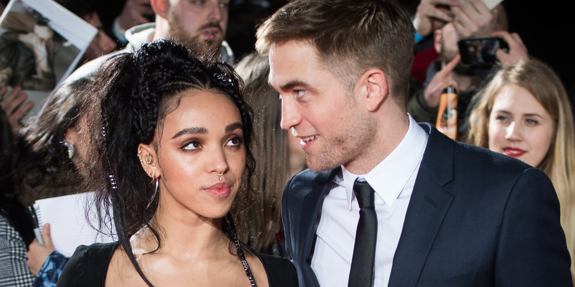 Robert Pattinson se pone cariñoso con FKA Twings en la Premiere de 'The Lost City of Z'