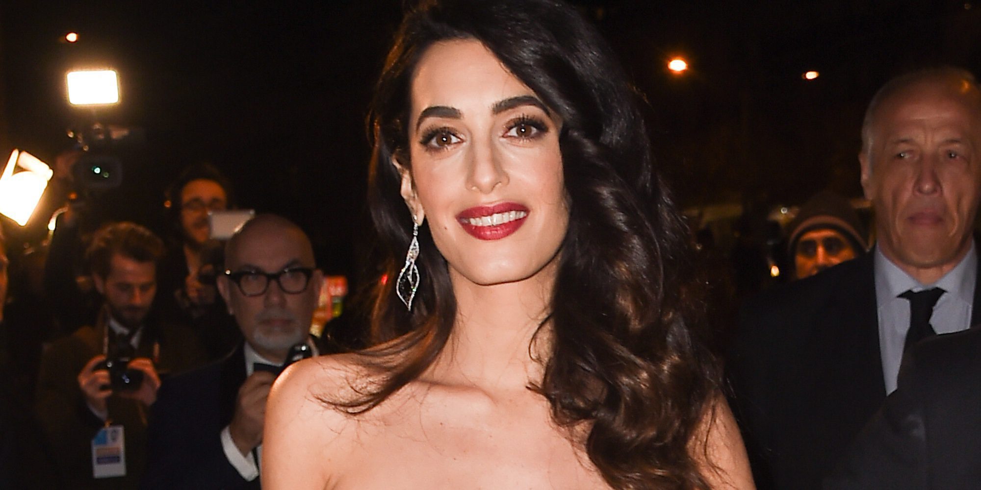 Amal Alamuddin pasea su embarazo por los Premios César 2017 en París acompañando a George Clooney