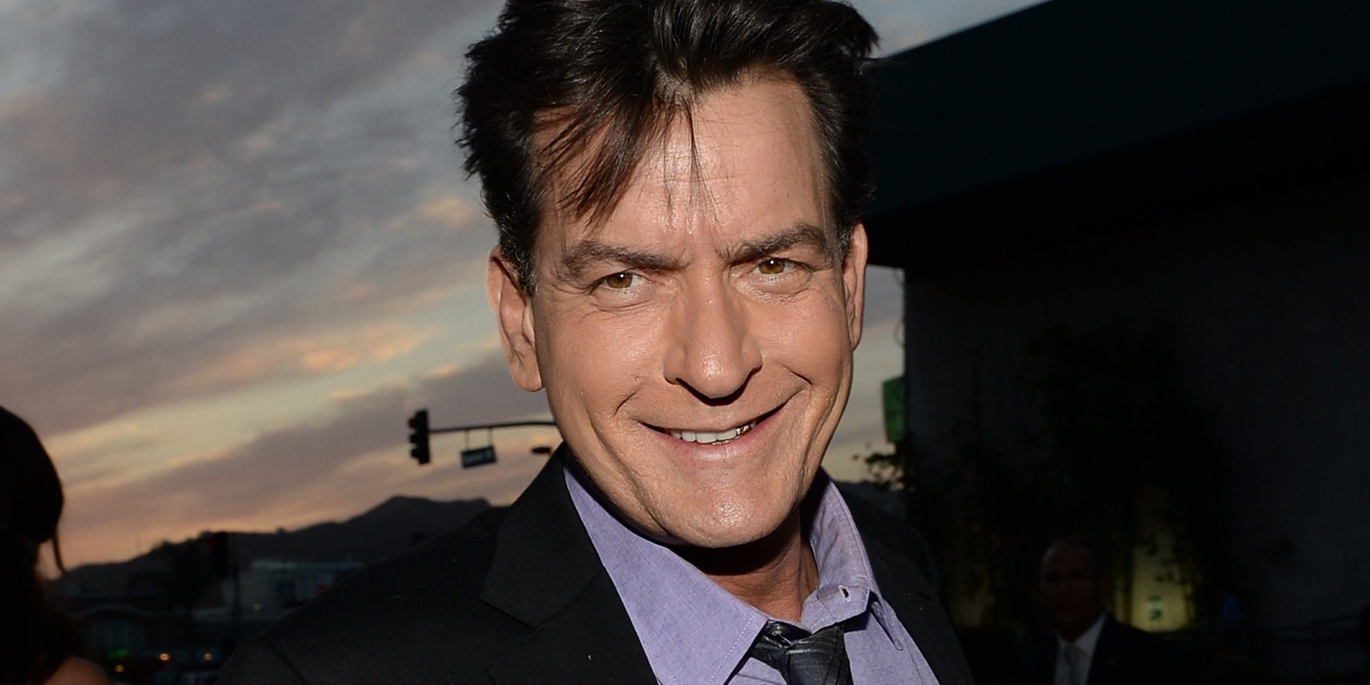 La policía registra el avión privado de Charlie Sheen a su vuelta a México