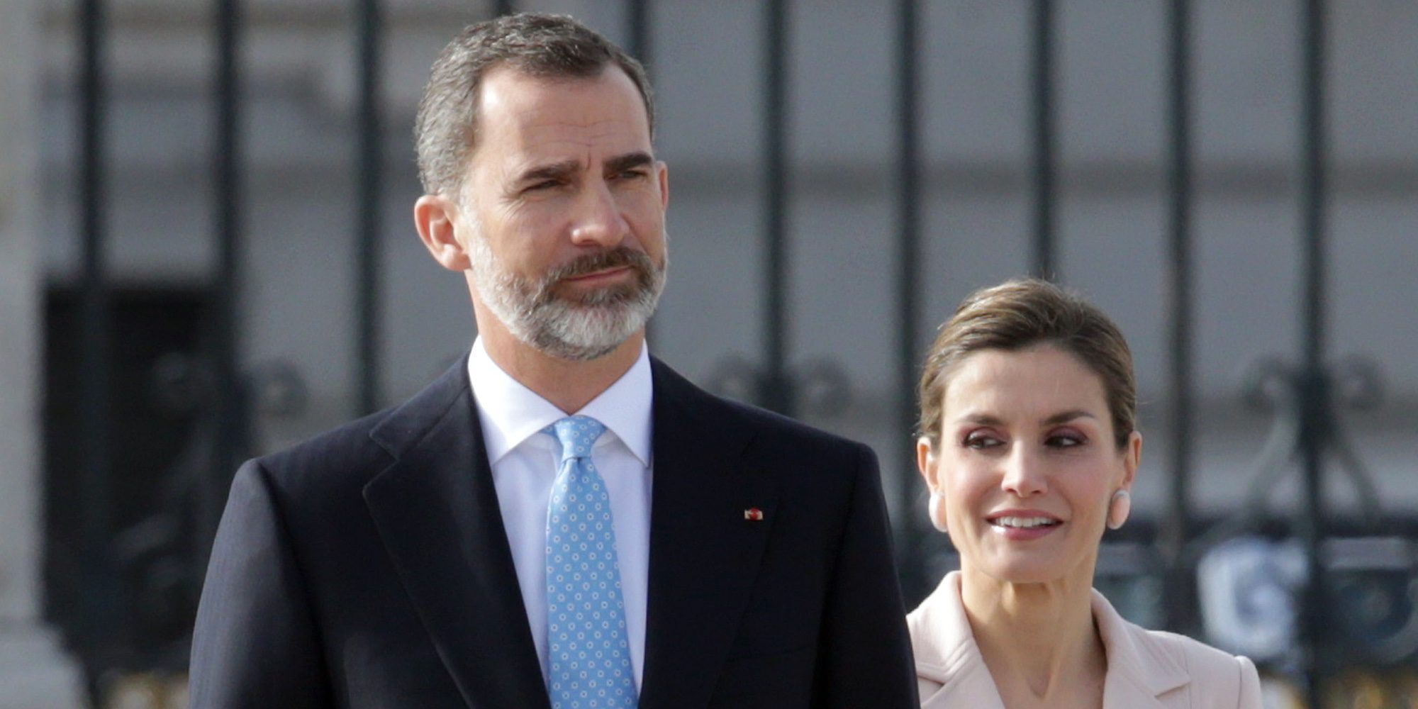 El accidentado paseo de los Reyes Felipe y Letizia por Malasaña que casi les amarga la noche