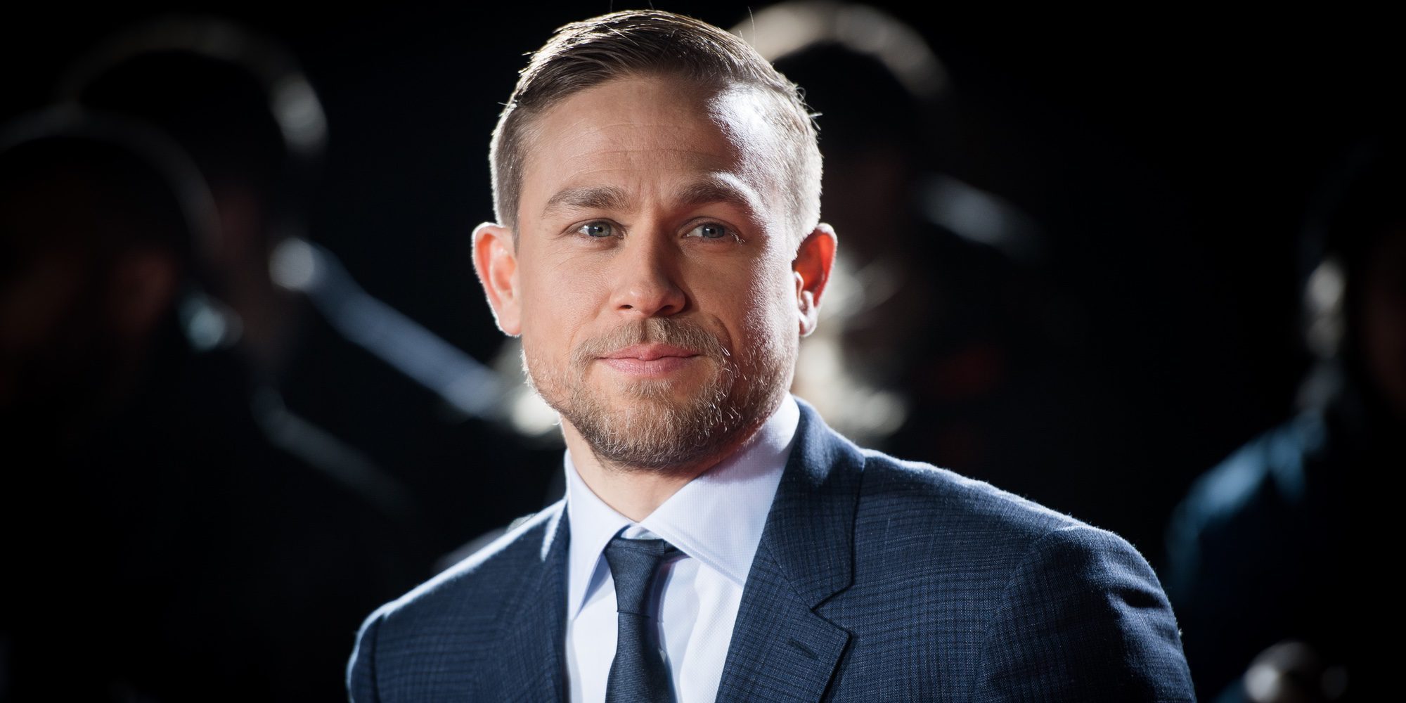 Charlie Hunnam confiesa el trauma que le causó ser el elegido para convertirse en Christian Grey