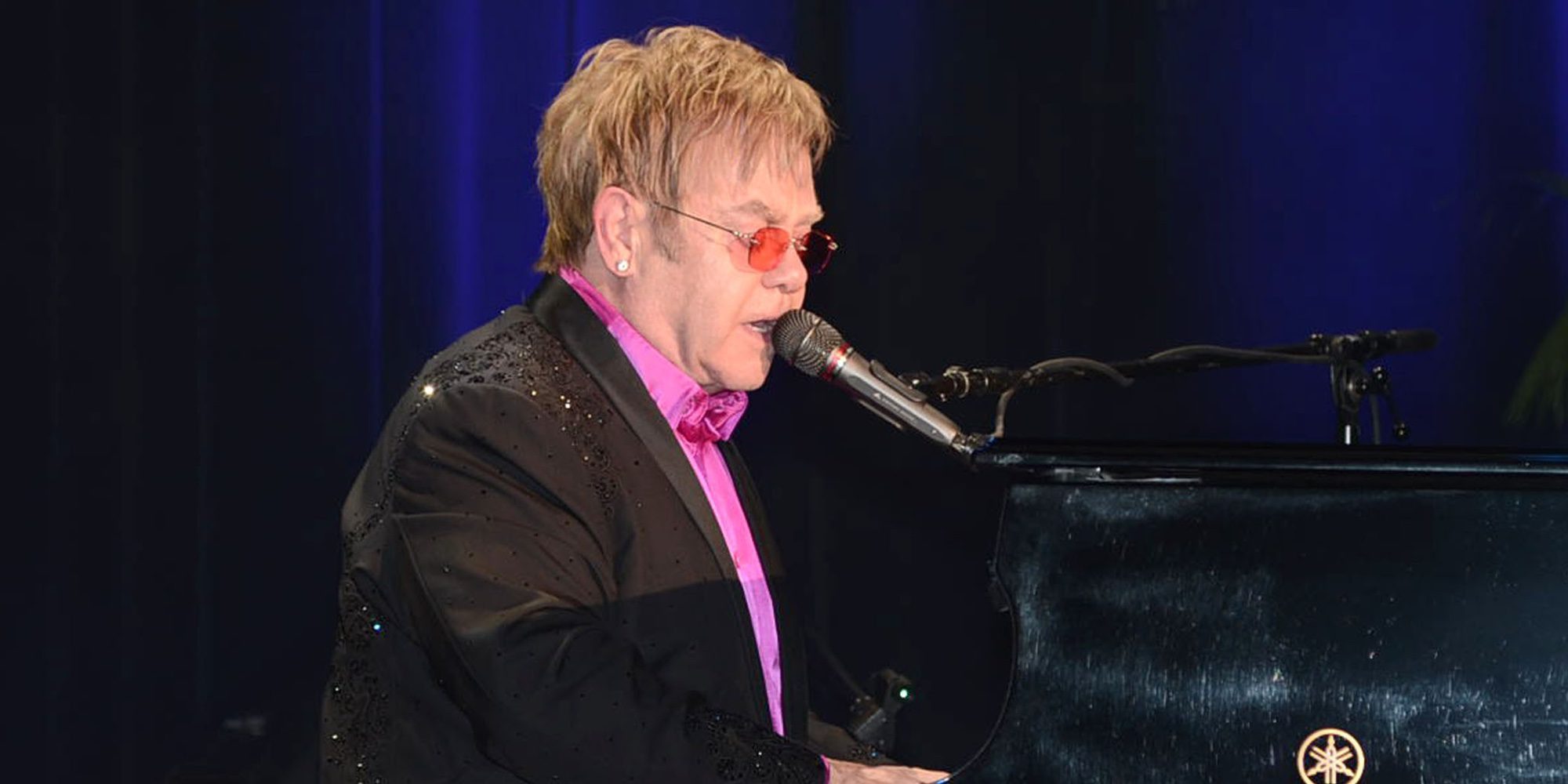 Elton John en algunas de sus 7 canciones más emblemáticas