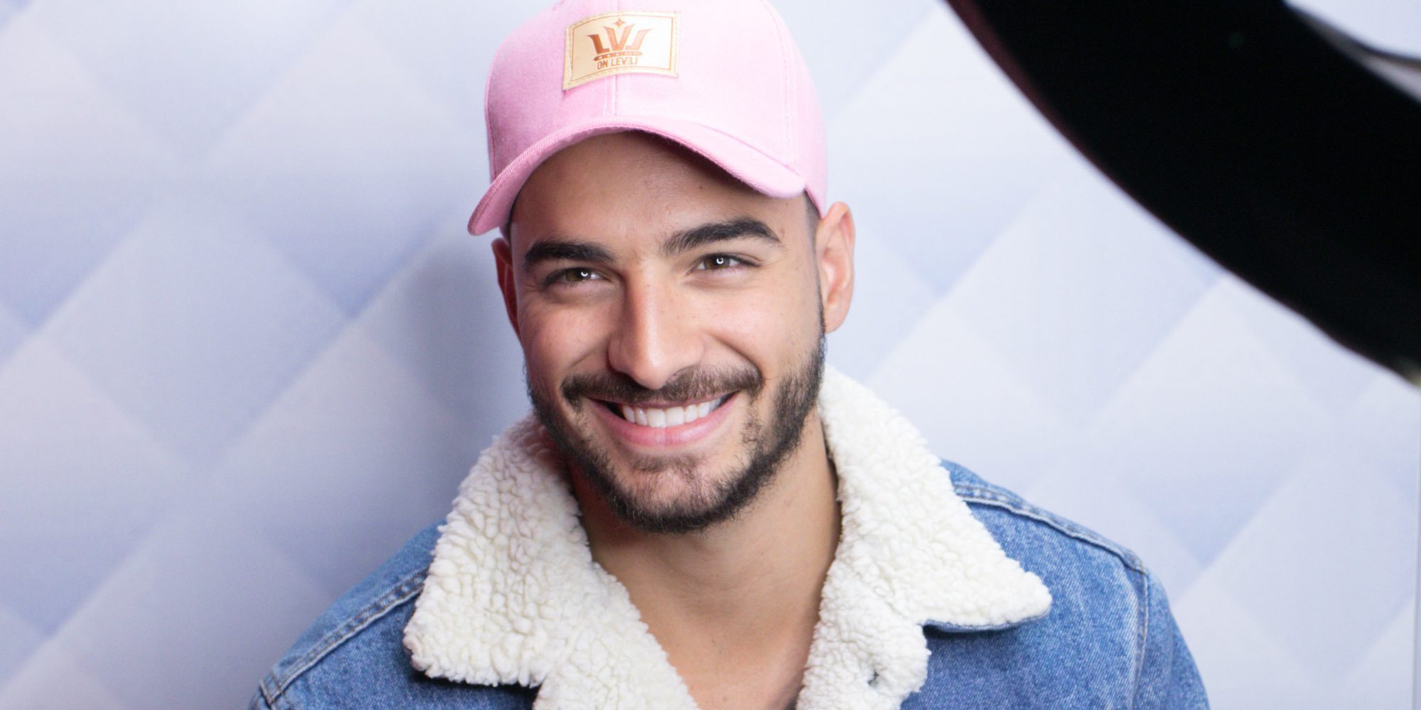 El apasionado beso de Maluma a una fan en pleno concierto