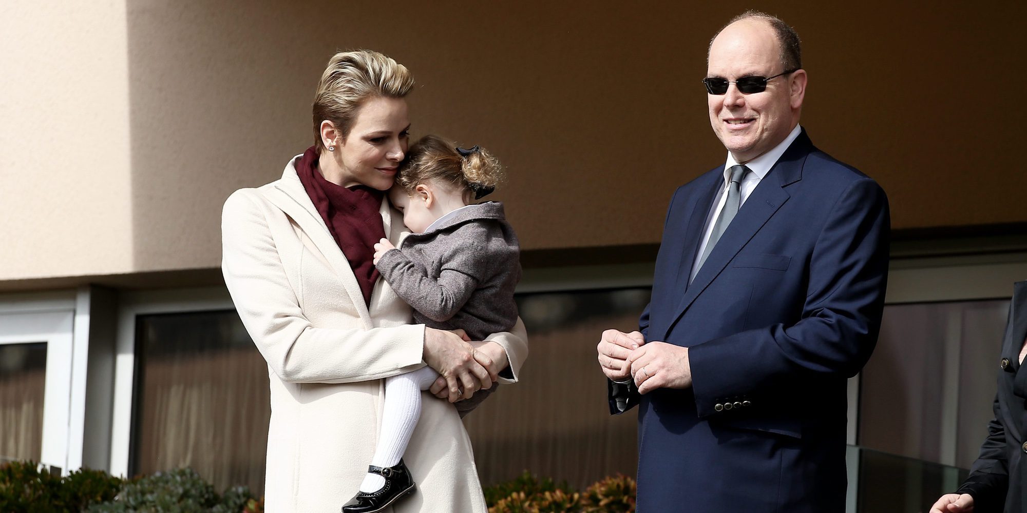 Gabriella de Mónaco, una princesita enfadada en un partido de rugby junto a Alberto y Charlene de Mónaco