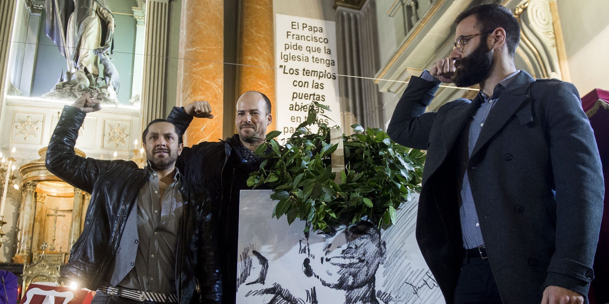 Rafael Amargo y Olfo Bosé rinden homenaje a Pablo Ráez en la misa funeral oficiada por el padre Ángel