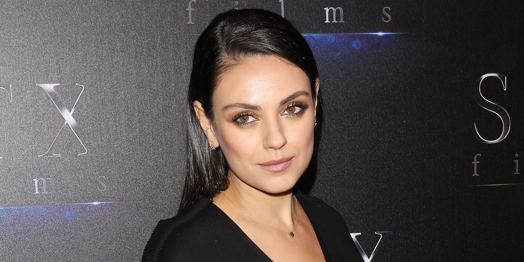 Mila Kunis vuelve a la alfombra roja tras dar a luz a su segundo hijo junto a Ashton Kutcher