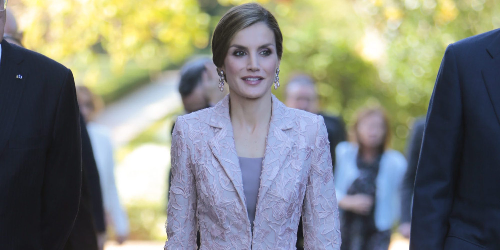 Las dos alegrías y dos penas de la Reina Letizia: un funeral, la 'república', un cómico encuentro y un viaje