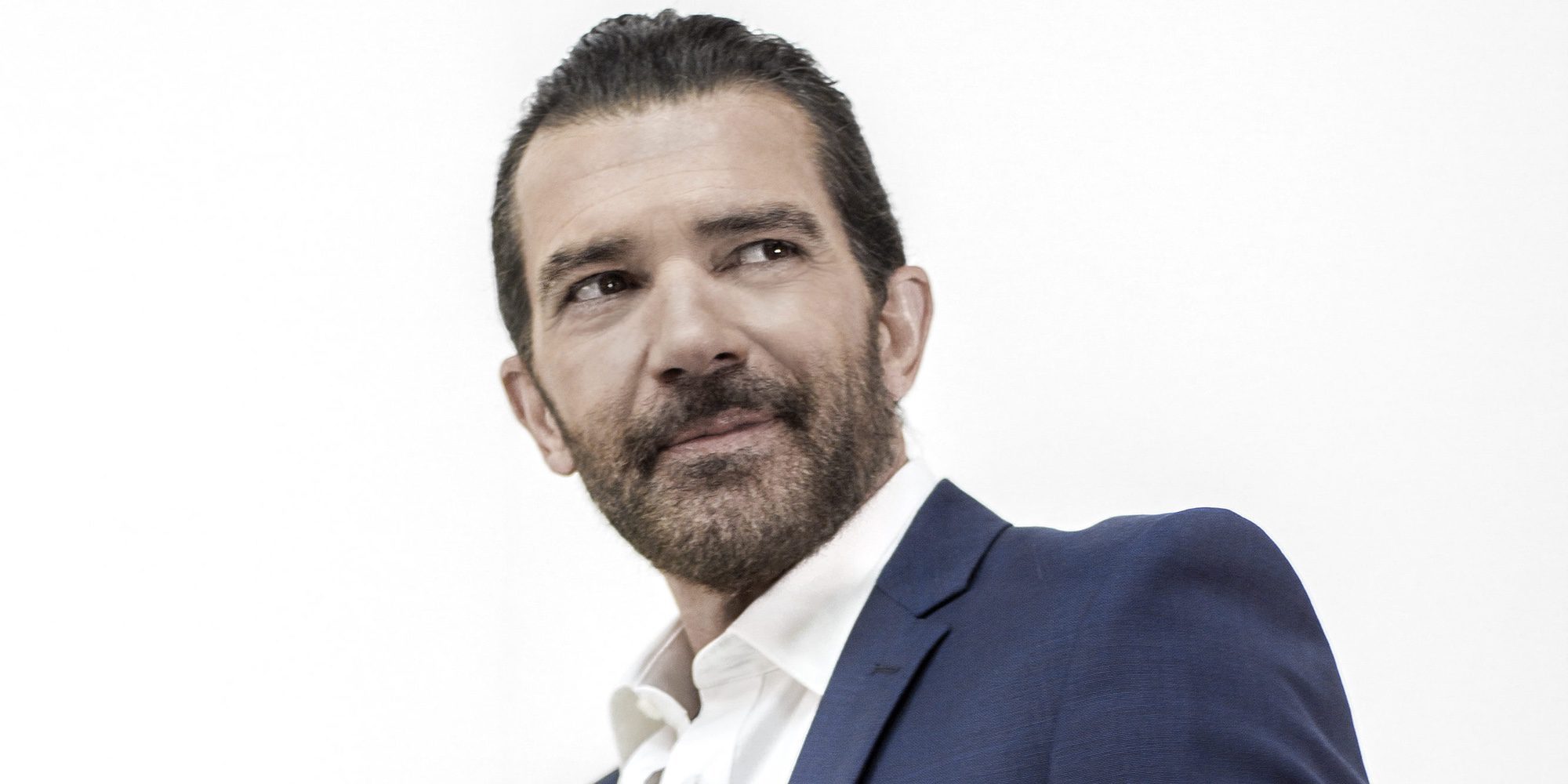 El trato de favor a Antonio Banderas que indigna a los malagueños: de la Semana Santa a su comunidad de vecinos