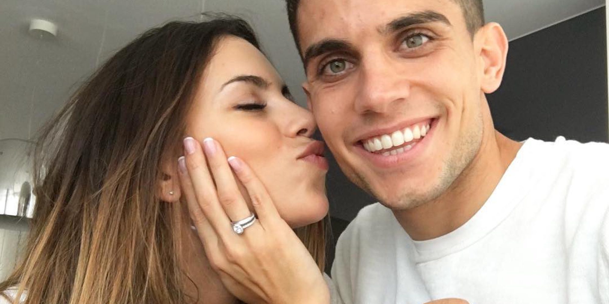 Marc Bartra, Melissa Jiménez y Gala, emocionados con la visita de Jordi Alba, Sergio Busquets y sus novias