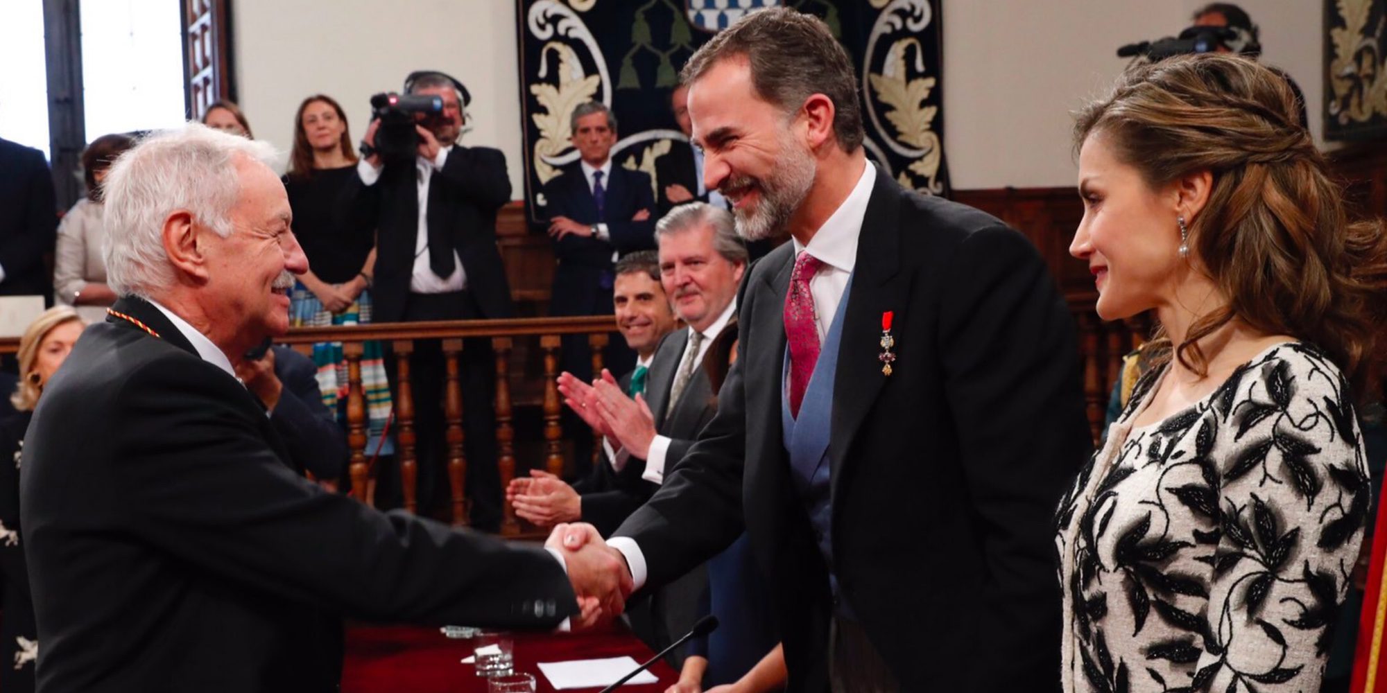 Premio Cervantes 2017: el vestido reciclado de Letizia, los nervios de Eduardo Mendoza y los 'piropos' del Rey