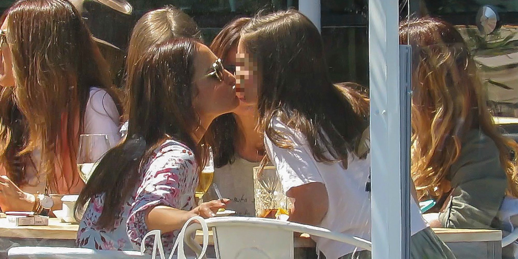 Paula Echevarría, todo sonrisas y felicidad con su hija Daniella en una comida con amigas